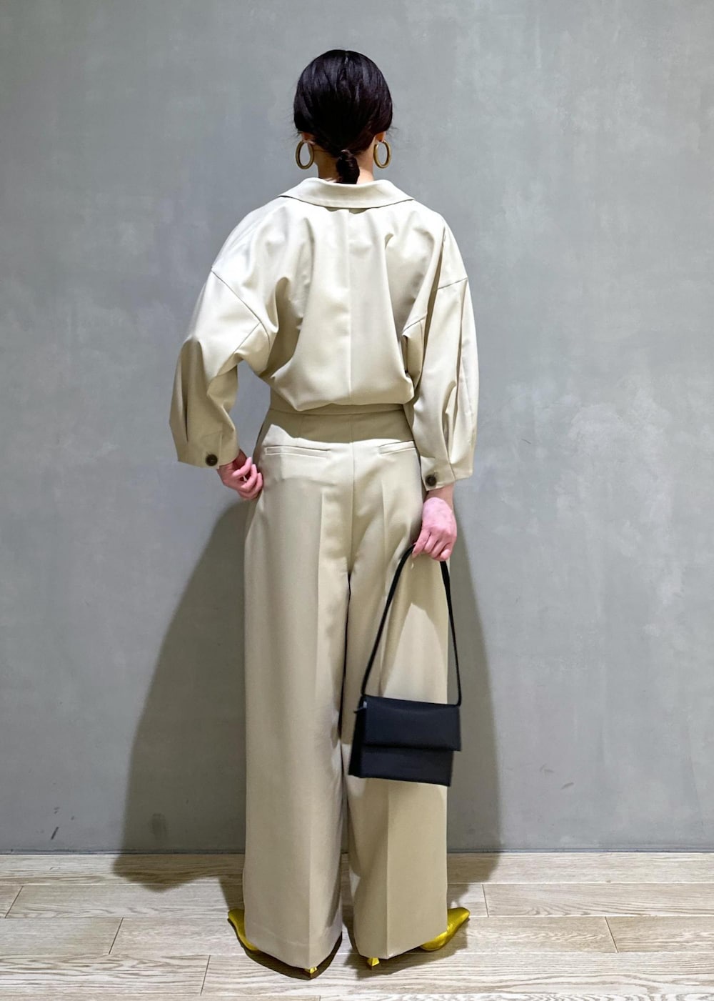 「ロンパース、ブルベ冬、ブルベ冬コーデ、骨格ウェーブ、パンプス、lowclassic、ハンドバッグ、ジャンプスーツ、ADAM ET ROPÉ、FEMME、ブルべ、きれいめ、スーツ、春、春コーデ」｜「ADAM ET ROPE'のギャザーパンプス（パンプス、ゴールド系）」を使った、AKARIさん（レディース・157cm）の春コーディネートの3枚目の写真