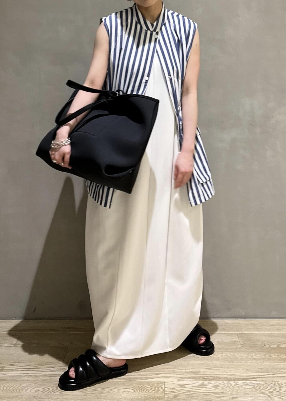 ブラック系のトートバッグ、ホワイト系のシャツ/ブラウス、ホワイト系のワンピースを着用したレディースの夏コーディネートの6枚目の写真