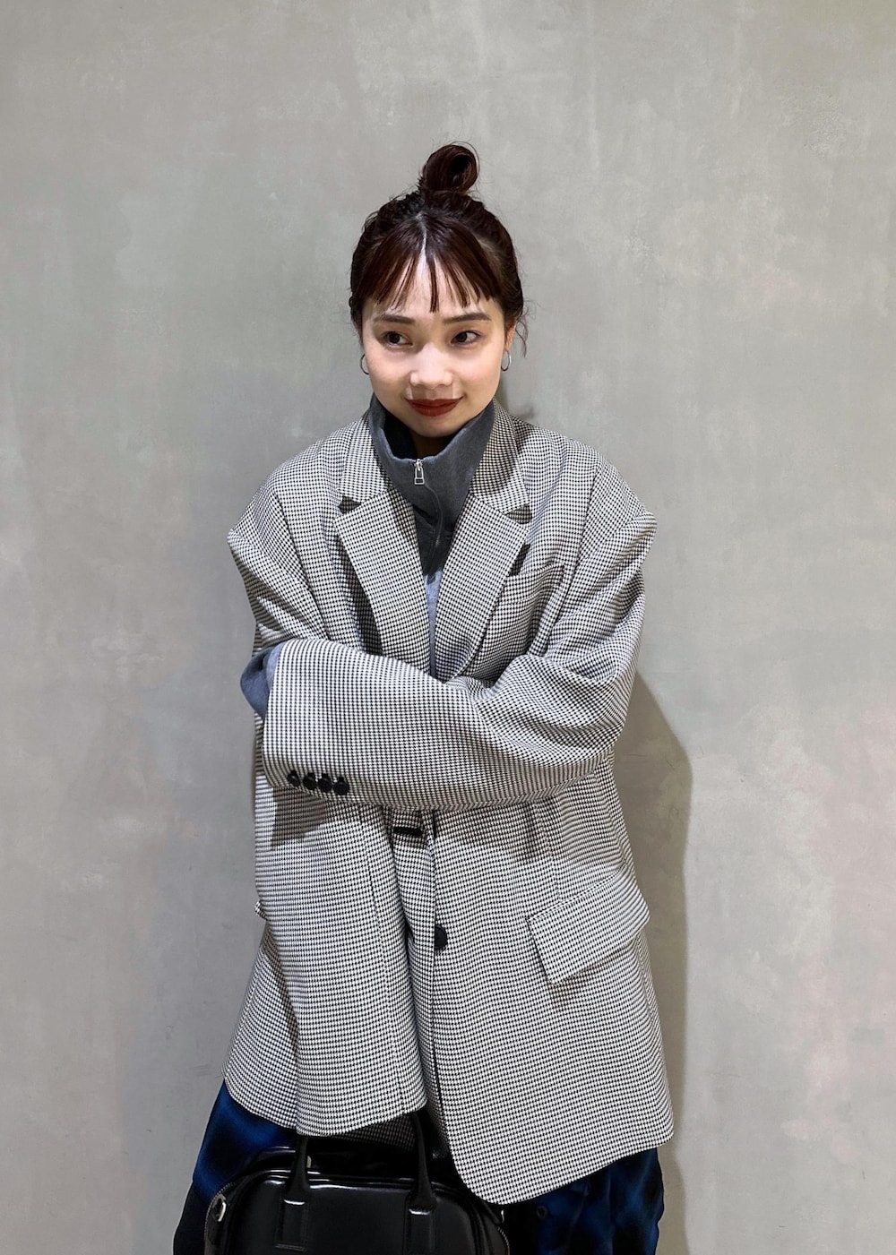 ブラック系のその他シューズ、ブラック系のその他パンツ、ブルー系のスウェットを着用したレディースの秋コーディネートの7枚目の写真