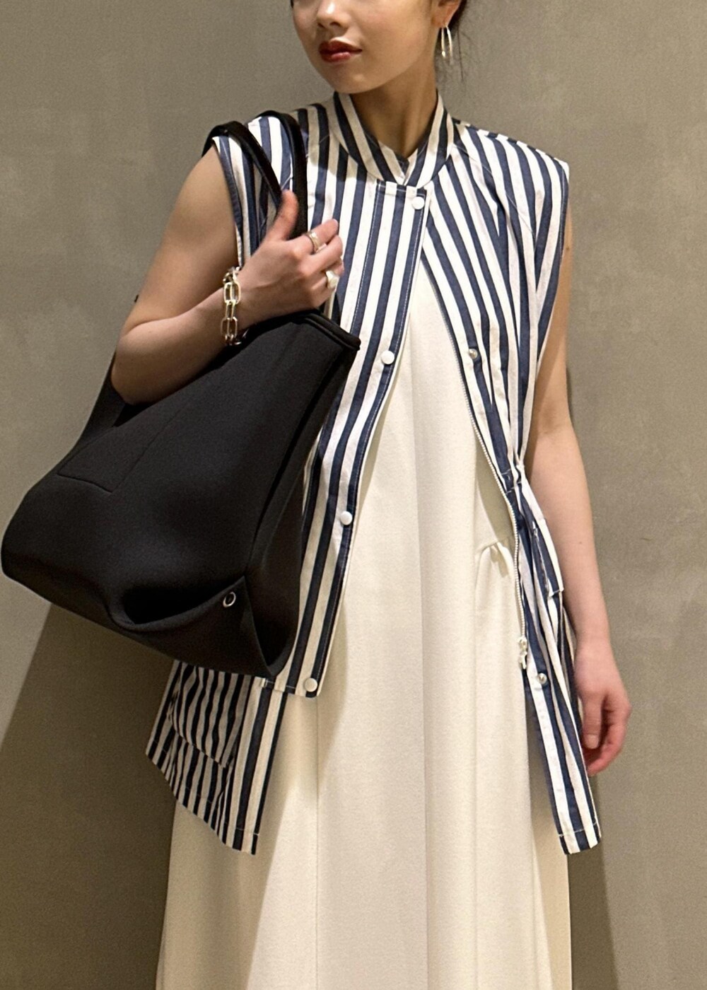 ブラック系のトートバッグ、ホワイト系のシャツ/ブラウス、ホワイト系のワンピースを着用したレディースの夏コーディネートの4枚目の写真