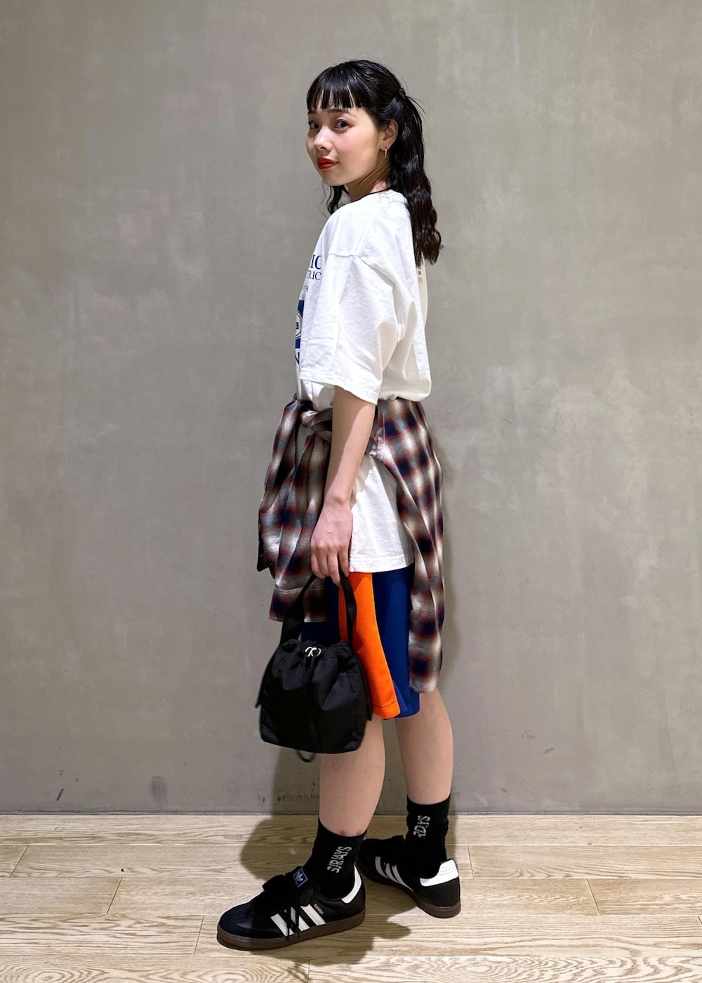 ブルー系のその他パンツ、ベージュ系のシャツ/ブラウスを着用したレディースの夏コーディネートの4枚目の写真