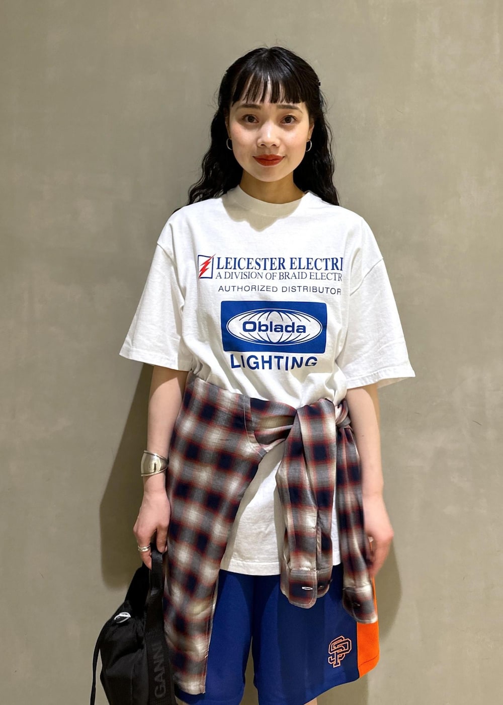 ブルー系のその他パンツ、ベージュ系のシャツ/ブラウスを着用したレディースの夏コーディネートの7枚目の写真