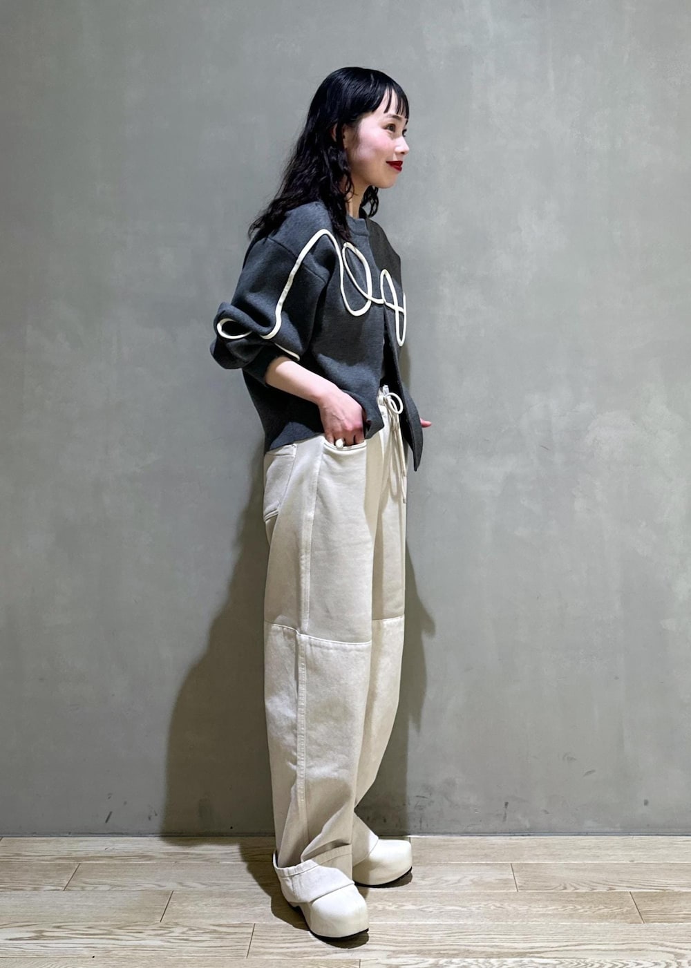 ホワイト系のサンダル、グレー系のカーディガン/ボレロを着用したレディースの冬コーディネートの5枚目の写真