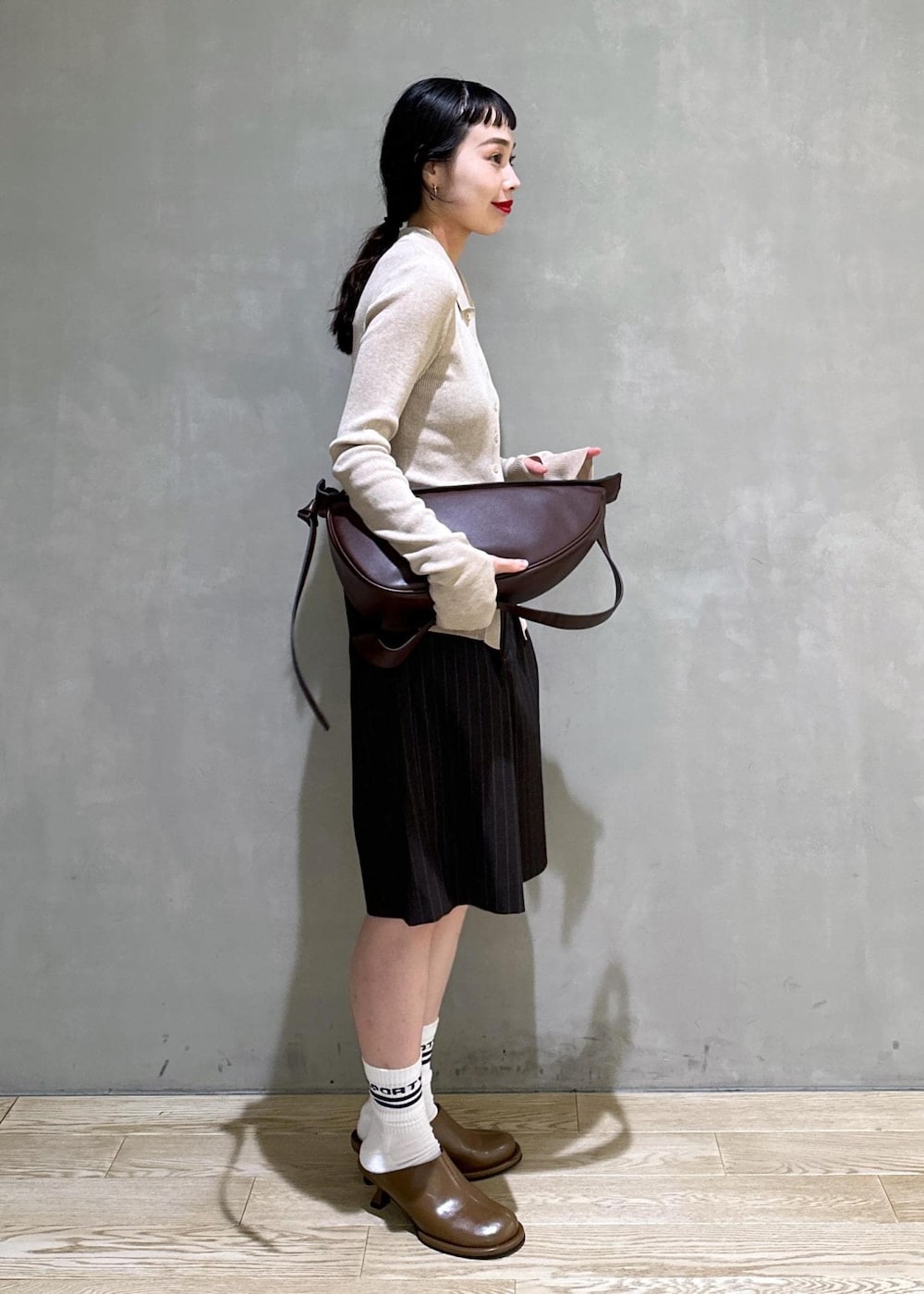 ブラウン系のサンダル、ベージュ系のカーディガン/ボレロ、ブラウン系のその他パンツを着用したレディースの夏コーディネートの5枚目の写真