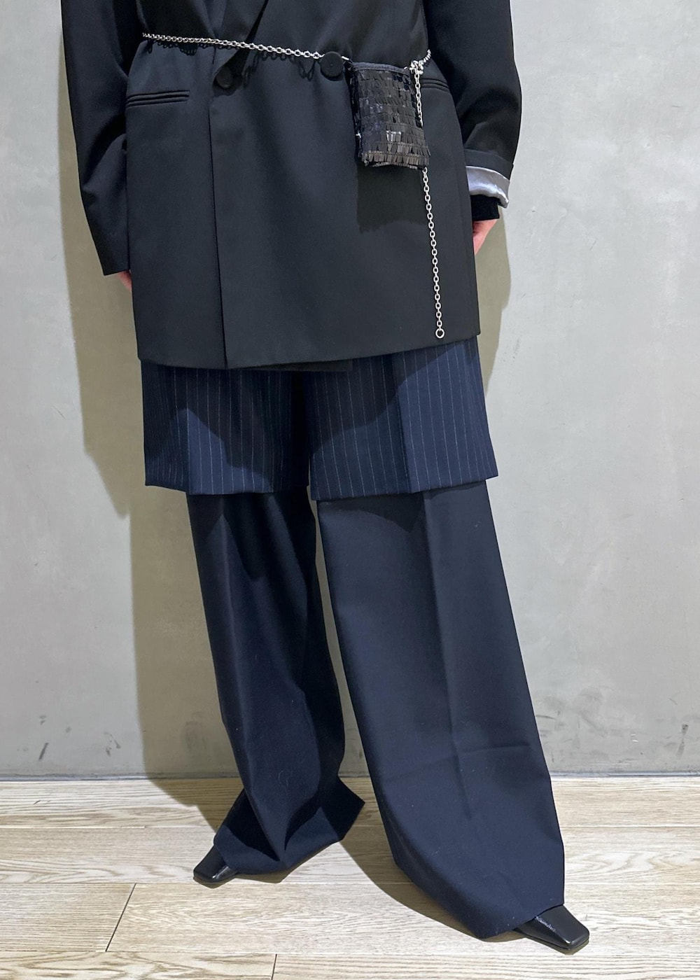 ブラック系のショルダーバッグ、ブラック系のテーラードジャケット、ブラック系のTシャツ/カットソーを着用したレディースの冬コーディネートの9枚目の写真