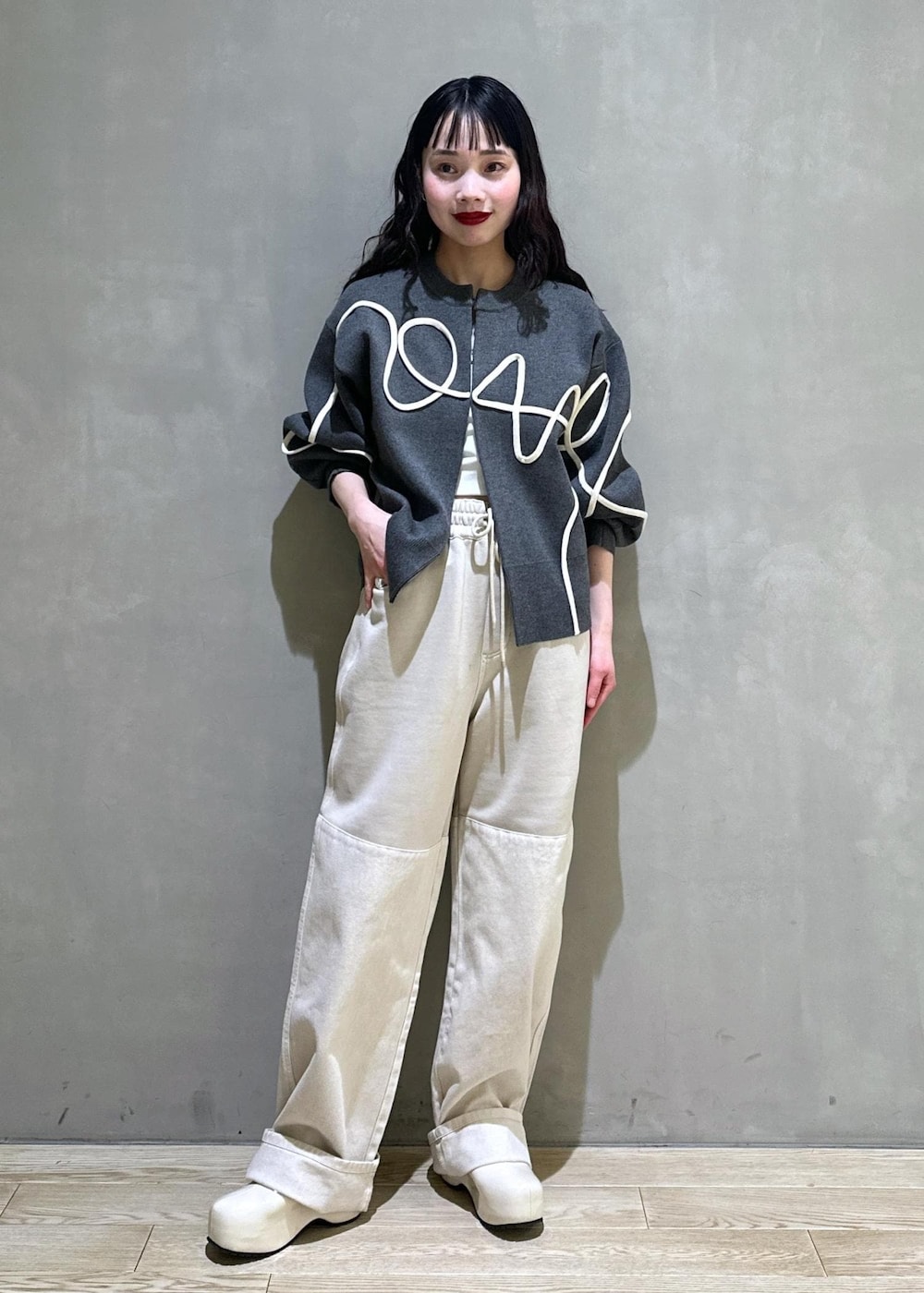 ホワイト系のサンダル、グレー系のカーディガン/ボレロを着用したレディースの冬コーディネートの2枚目の写真