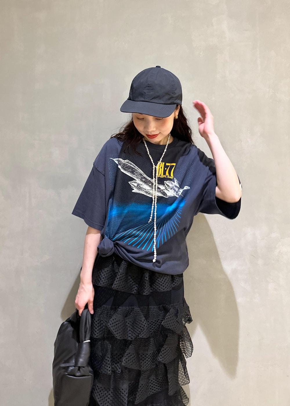 ブルー系のその他パンツ、ブラック系のサンダル、ブラック系のハンドバッグを着用したレディースの夏コーディネートの10枚目の写真