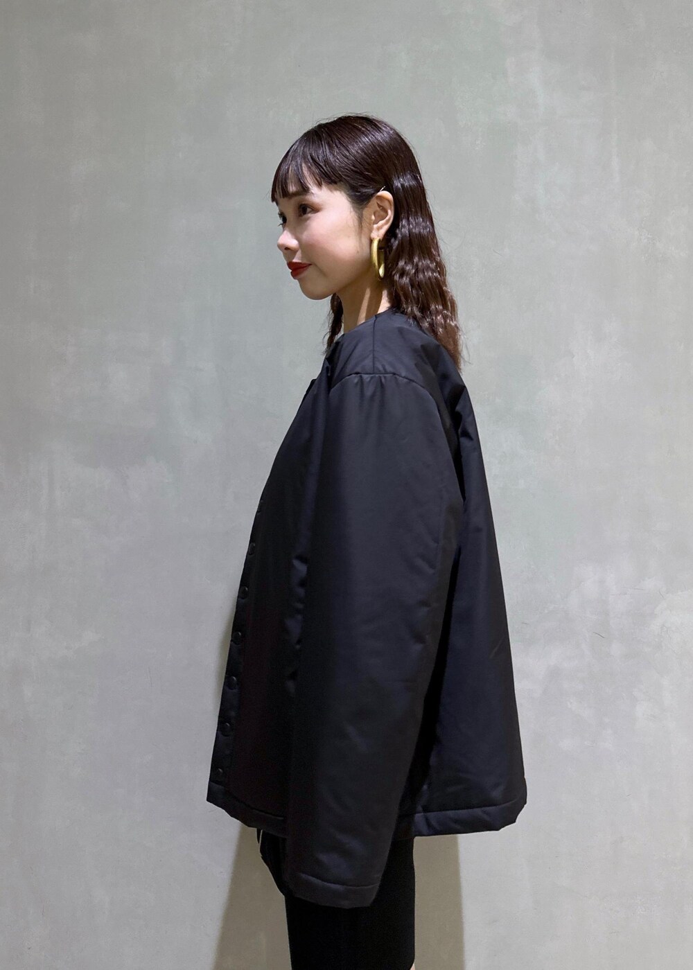 ブラック系のTシャツ/カットソー、ブラック系のその他パンツを着用したレディースの冬コーディネートの7枚目の写真