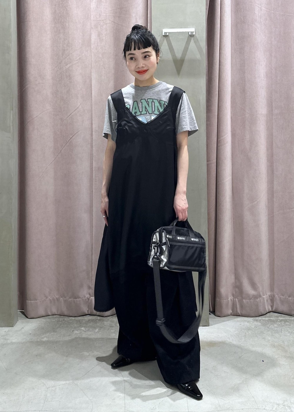 ブラック系のサンダル、ブラック系のその他パンツ、グレー系のTシャツ/カットソーを着用したレディースの春コーディネートの2枚目の写真