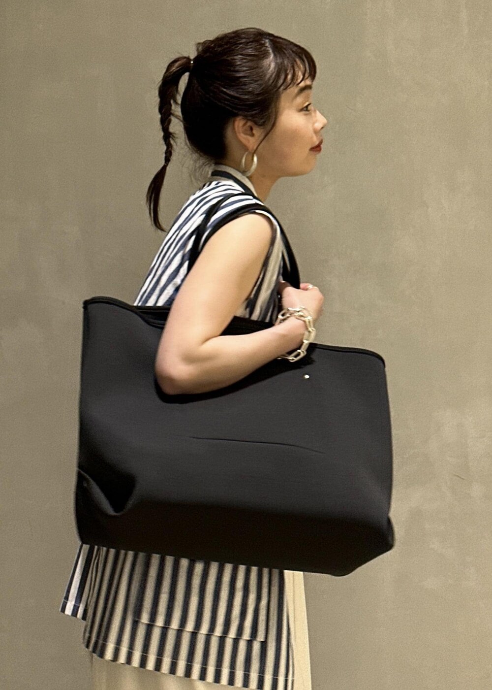 ブラック系のトートバッグ、ホワイト系のシャツ/ブラウス、ホワイト系のワンピースを着用したレディースの夏コーディネートの5枚目の写真