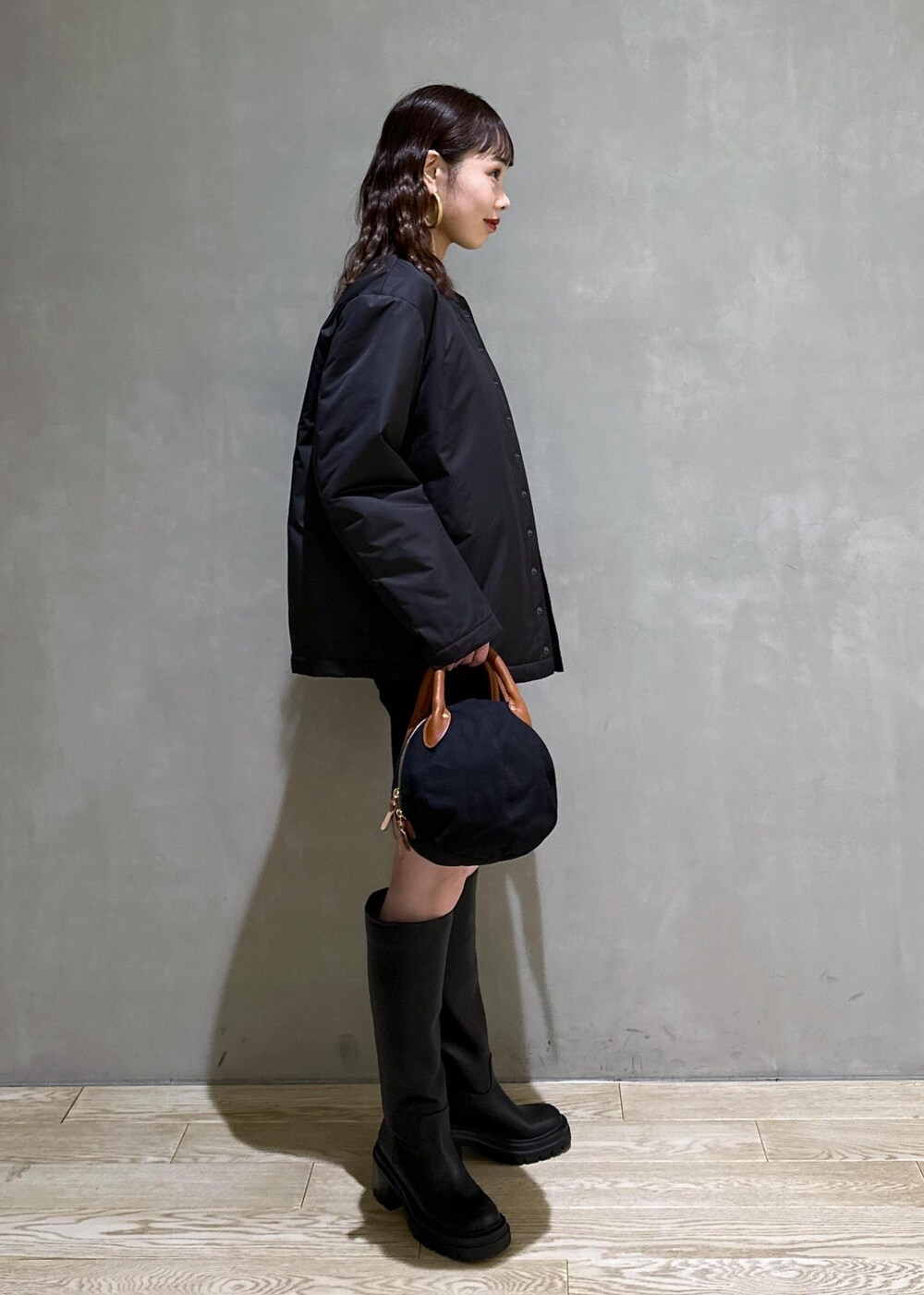 ブラック系のTシャツ/カットソー、ブラック系のその他パンツを着用したレディースの冬コーディネートの3枚目の写真