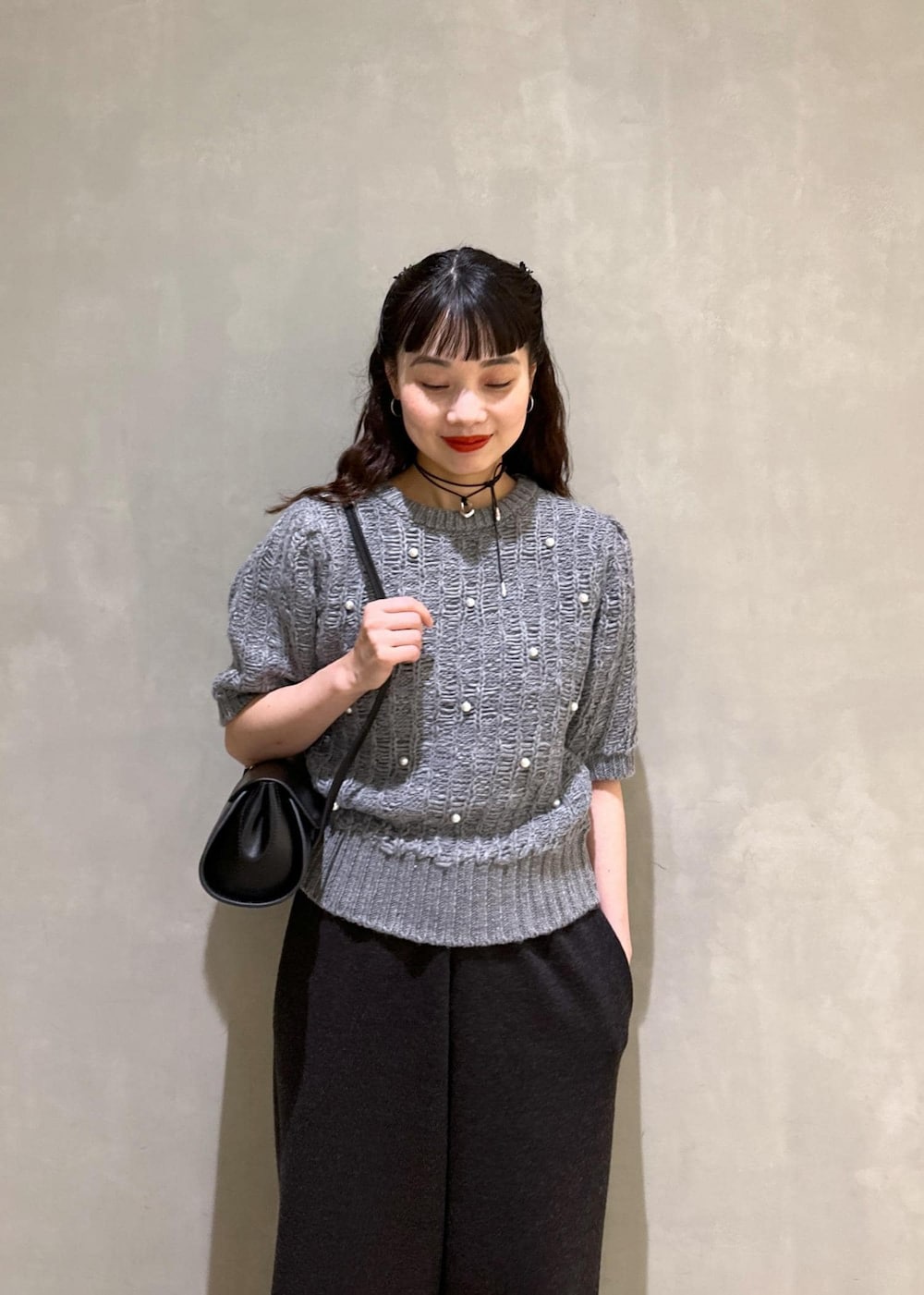 「WEB限定、WEB限定商品、パール、ニット、ニットパンツ、初秋コーデ、秋コーデ、初冬コーデ、セレモニーコーデ、デートコーデ、お出かけコーデ、女子会コーデ、フェミニンコーデ、シンプルコーデ、きれいめコーデ」|「ADAM ET ROPE'のMOL Rollバッグ(ショルダーバッグ、ブラック系)」を使った、AKARIさん(レディース・157cm)の夏コーディネートの10枚目の写真