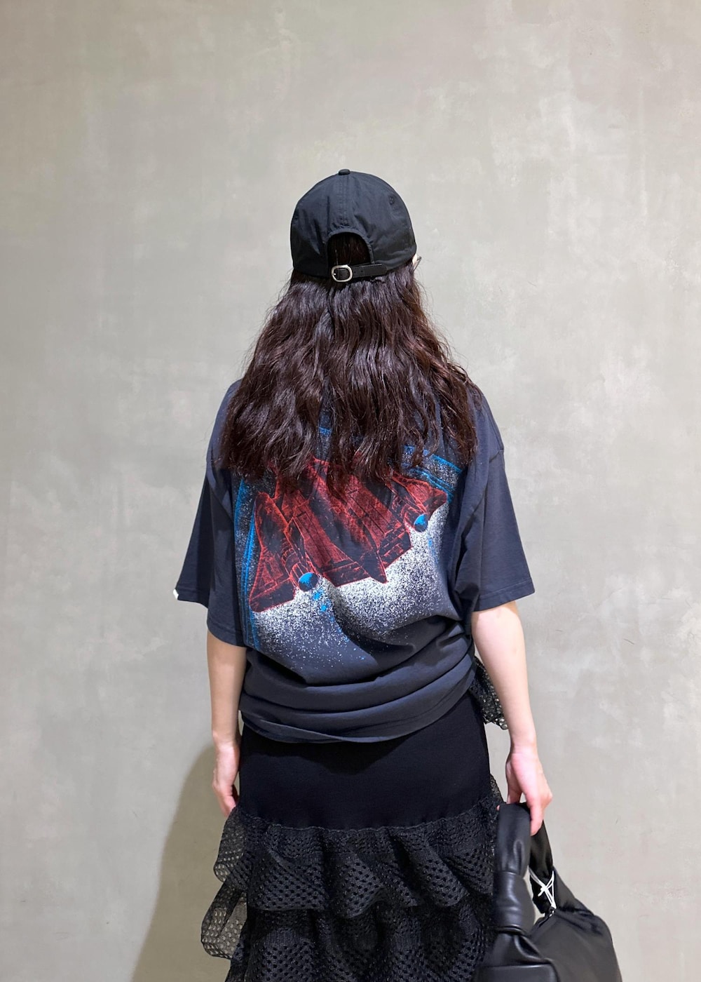 ブルー系のその他パンツ、ブラック系のサンダル、ブラック系のハンドバッグを着用したレディースの夏コーディネートの9枚目の写真