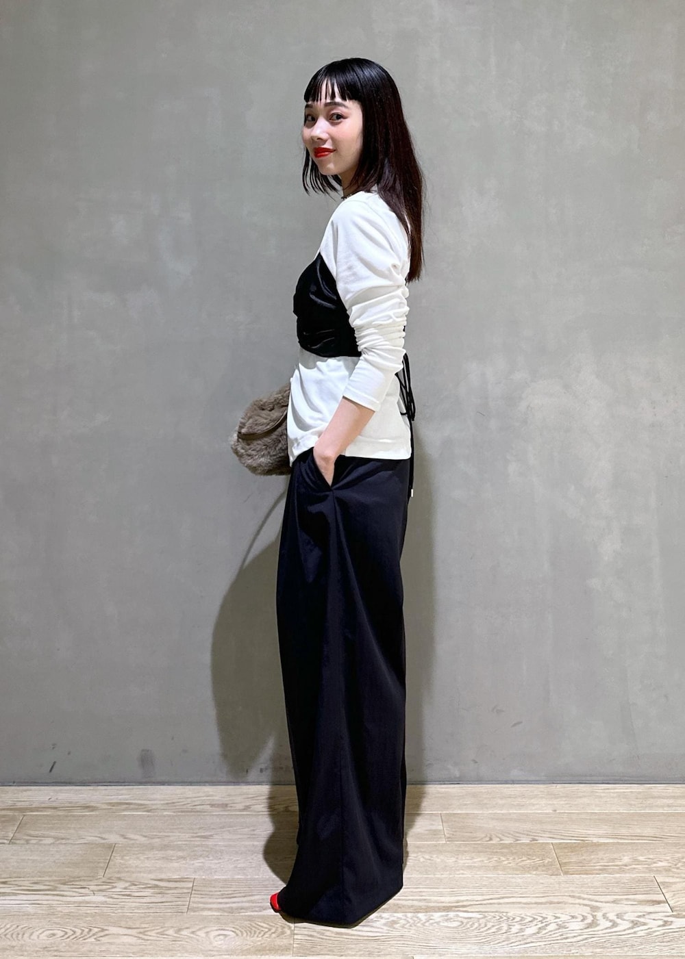 「web限定商品、web限定、パンプス、proenza schouler、クラッチバッグ、ビスチェ、初秋コーデ、秋コーデ、デートコーデ、お出かけコーデ、女子会コーデ、モード、大人カジュアル、レイヤード、モノトーンコーデ」|「ADAM ET ROPE'の【サステナブル・洗える】メニーボタンスリットプルオーバー(Tシャツ/カットソー、ホワイト系)」を使った、AKARIさん(レディース・157cm)の秋コーディネートの3枚目の写真