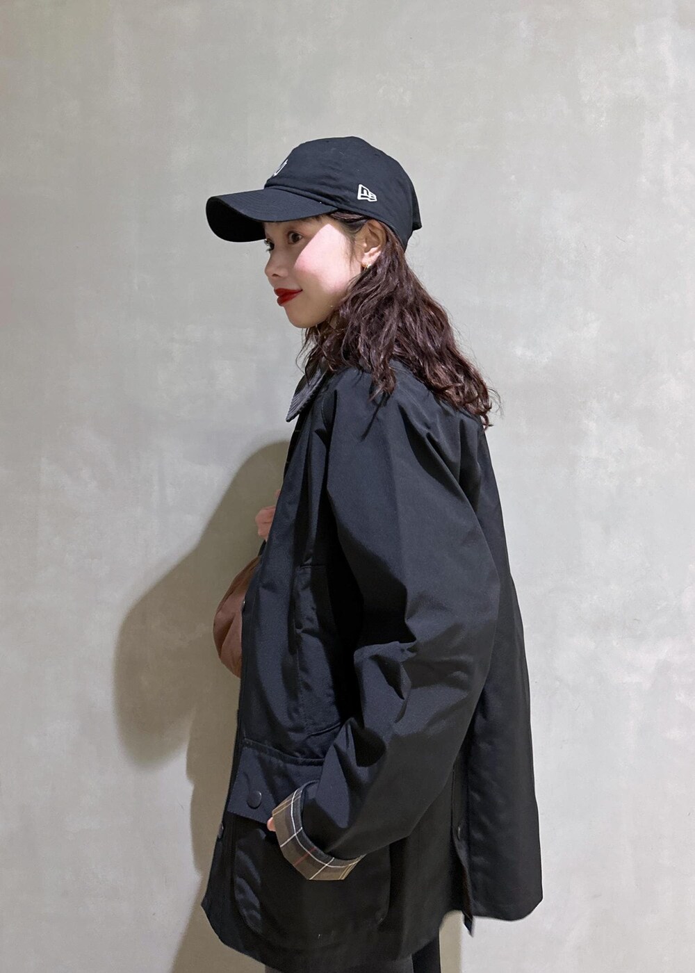 ブラック系のブルゾン、ブラック系のローファー、ブラック系のデニムパンツを着用したレディースの冬コーディネートの8枚目の写真