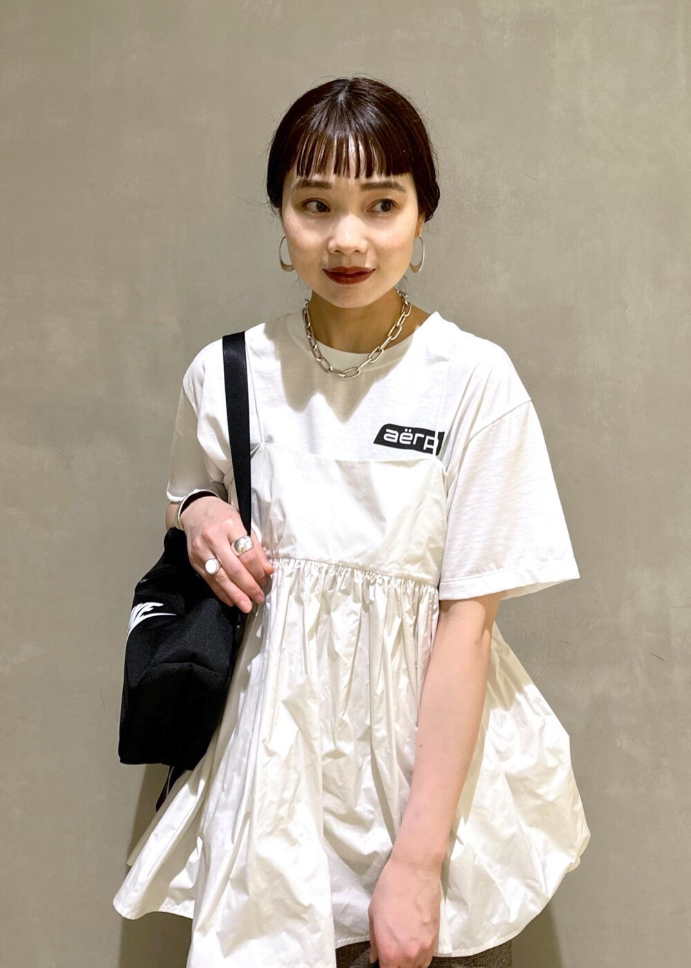 ベージュ系のスカート、ホワイト系のシャツ/ブラウス、ホワイト系のTシャツ/カットソーを着用したレディースの夏コーディネートの6枚目の写真