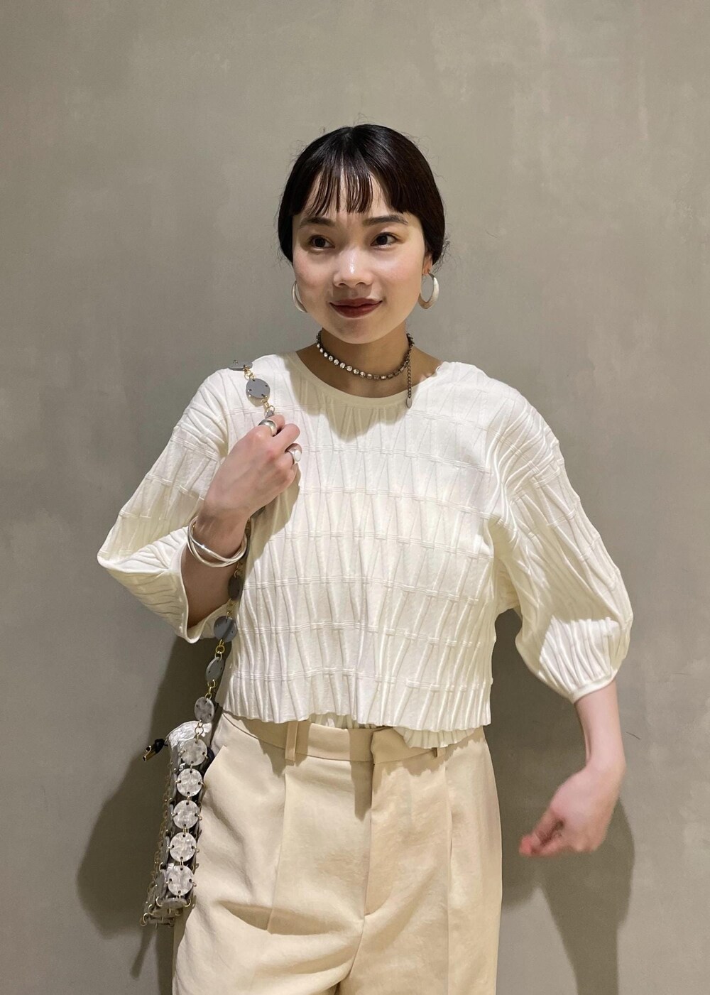 「トップス、ブルベウィンター、パンツスタイル、web限定、ホワイト、ベージュ、ADAM ET ROPÉ、FEMME、骨格ウェーブ、ブルべ、フェミニン、春、夏、夏コーデ、春ファッション」｜「ADAM ET ROPE'の【サステナブル】ローライズアジャストパンツ（スラックス、ベージュ系）」を使った、AKARIさん（レディース・157cm）の春コーディネートの3枚目の写真