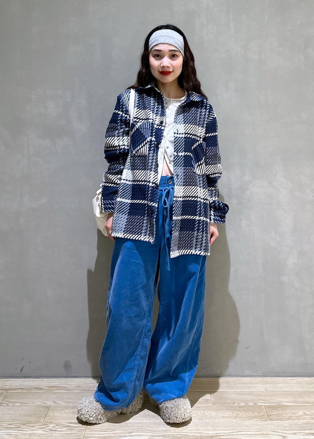 「コーデュロイ、コーデュロイパンツ、ブルー、チェック、Wax london、初秋コーデ、秋コーデ、初冬コーデ、デートコーデ、お出かけコーデ、モード、ストリート、大人カジュアル、レイヤード、パンツスタイル」|「ADAM ET ROPE'のチャンキーフェイクファークロッグ(サンダル、ベージュ系)」を使った、AKARIさん(レディース・157cm)の秋コーディネートの2枚目の写真
