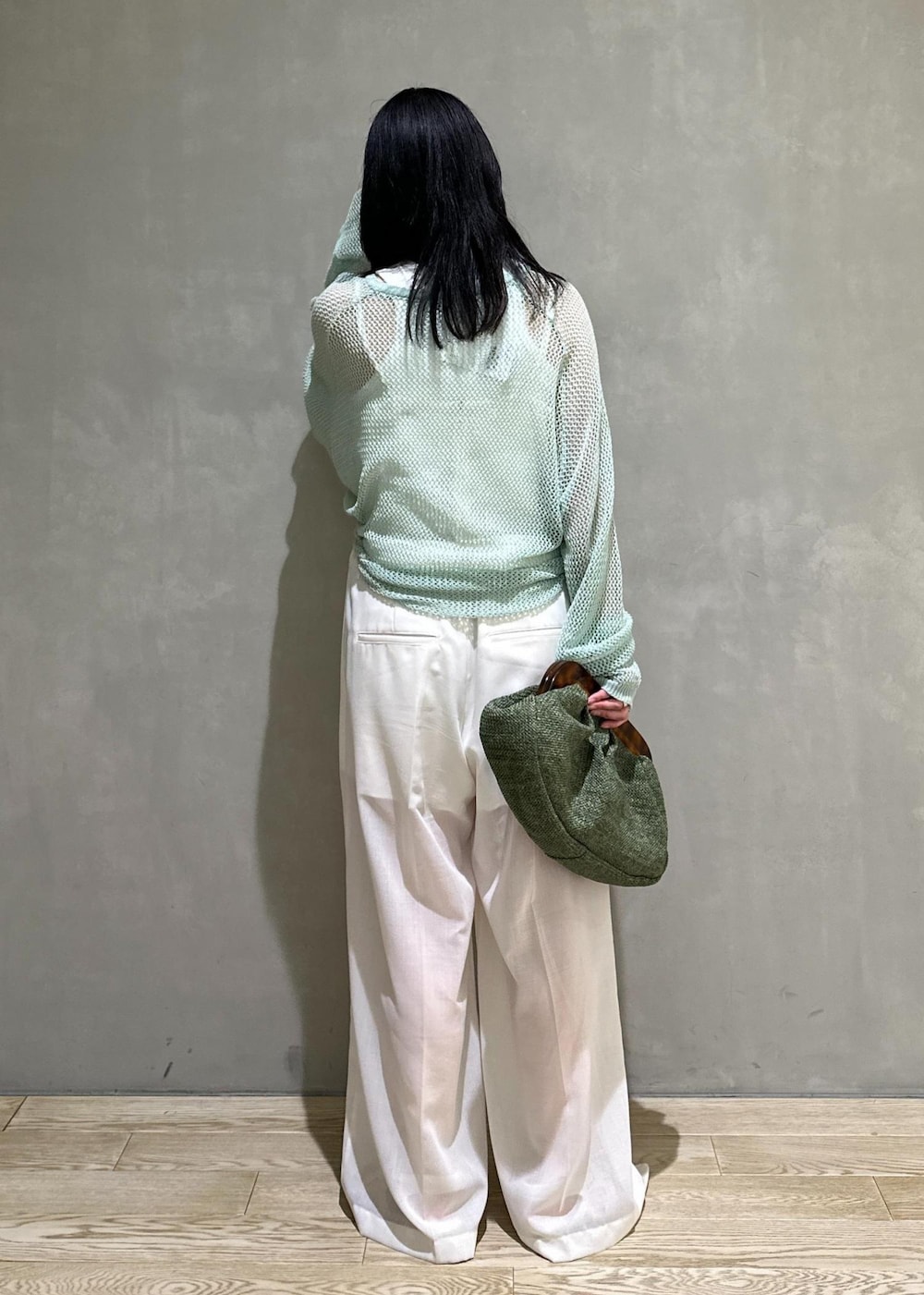 ホワイト系のサンダル、ホワイト系のサロペット/オーバーオール、グリーン系のクラッチバッグを着用したレディースの春コーディネートの4枚目の写真