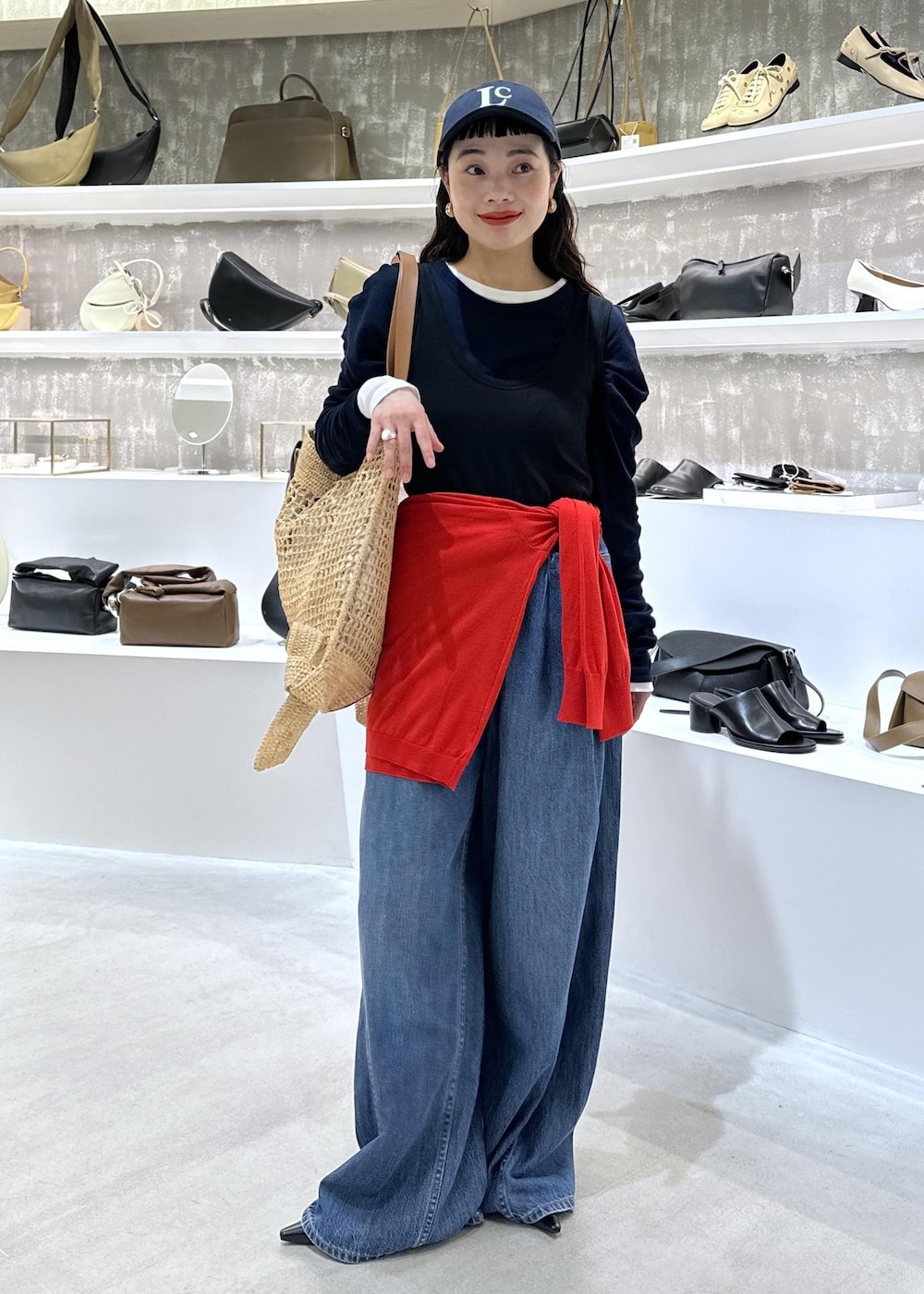 ブラック系のパンプス、ブルー系のデニムパンツ、ホワイト系のTシャツ/カットソーを着用したレディースの春コーディネートの5枚目の写真