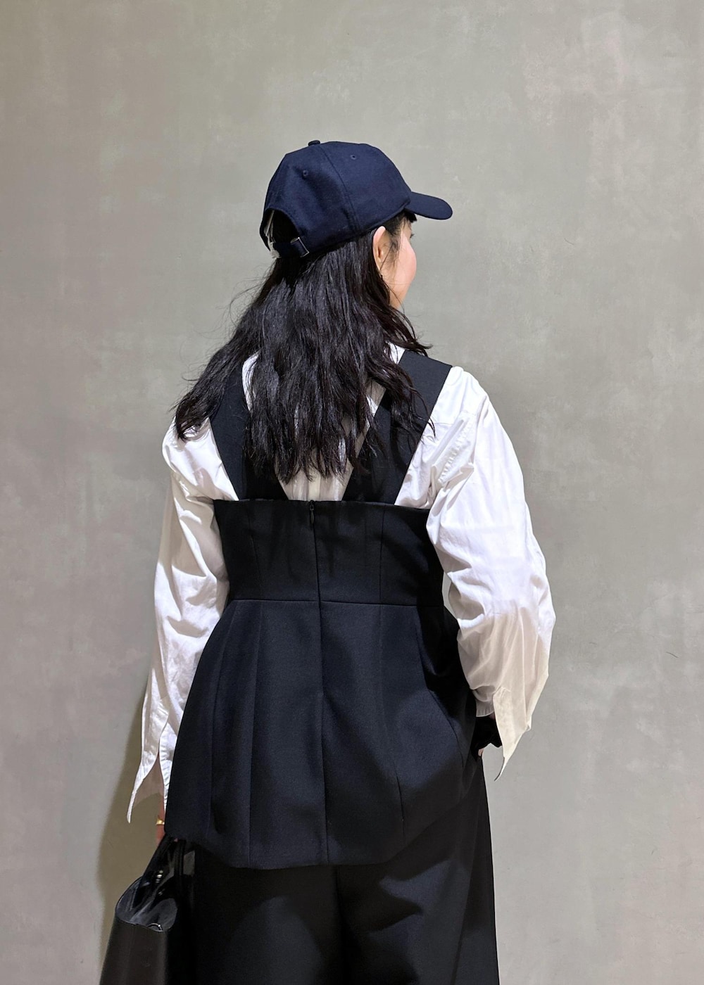 ブラック系のトートバッグ、ブラック系のつなぎ/オールインワンを着用したレディースの冬コーディネートの9枚目の写真