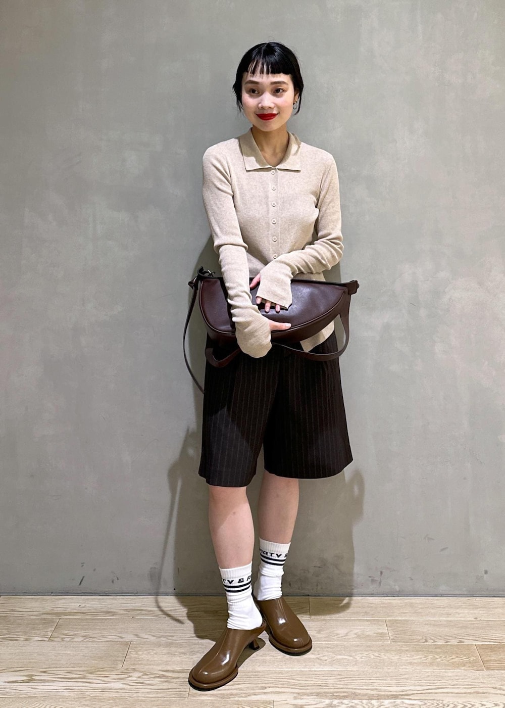 ブラウン系のサンダル、ベージュ系のカーディガン/ボレロ、ブラウン系のその他パンツを着用したレディースの夏コーディネートの2枚目の写真