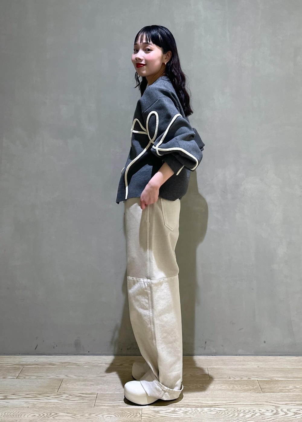 ホワイト系のサンダル、グレー系のカーディガン/ボレロを着用したレディースの冬コーディネートの3枚目の写真