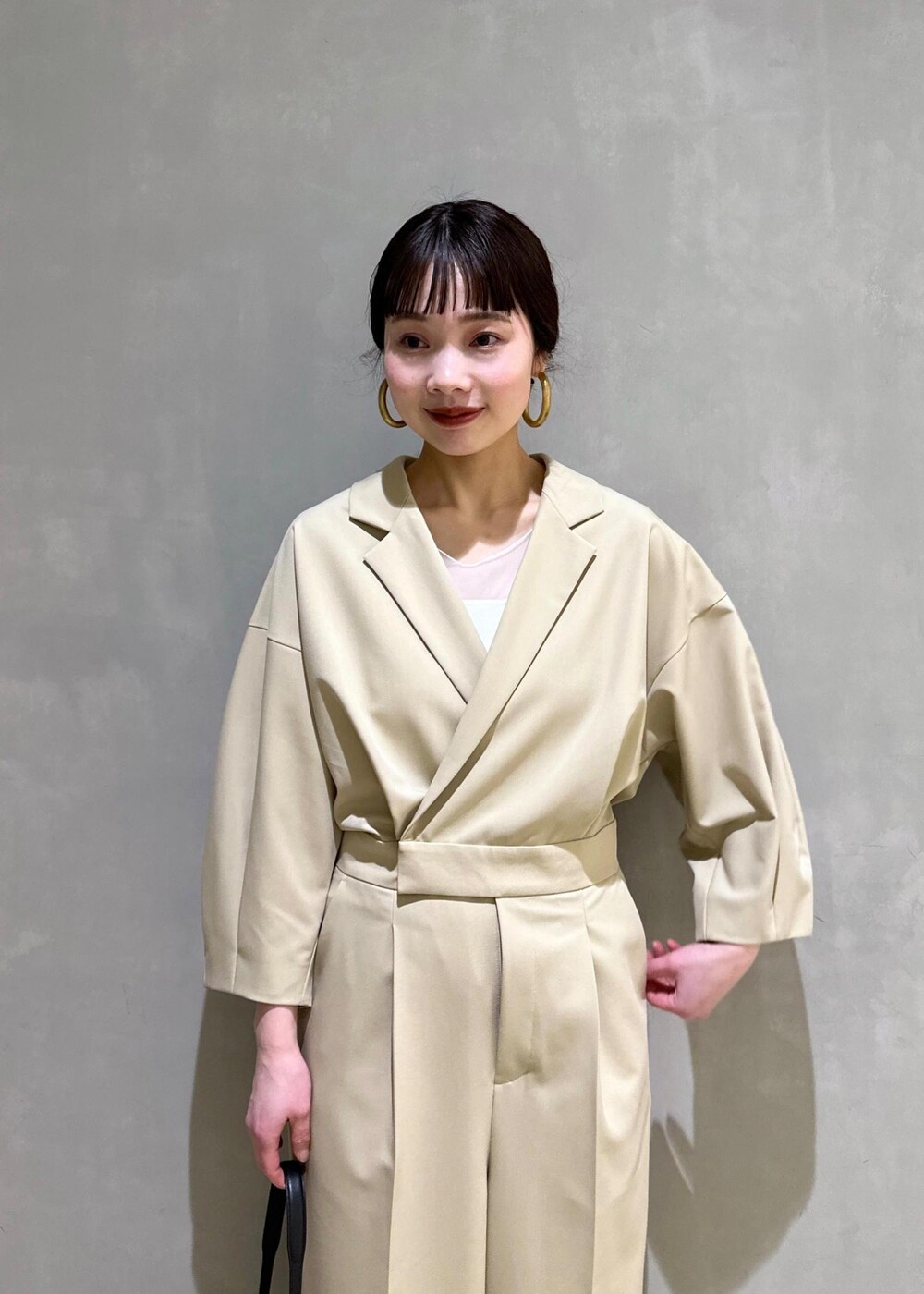 「ロンパース、ブルベ冬、ブルベ冬コーデ、骨格ウェーブ、パンプス、lowclassic、ハンドバッグ、ジャンプスーツ、ADAM ET ROPÉ、FEMME、ブルべ、きれいめ、スーツ、春、春コーデ」｜「ADAM ET ROPE'のギャザーパンプス（パンプス、ゴールド系）」を使った、AKARIさん（レディース・157cm）の春コーディネートの5枚目の写真