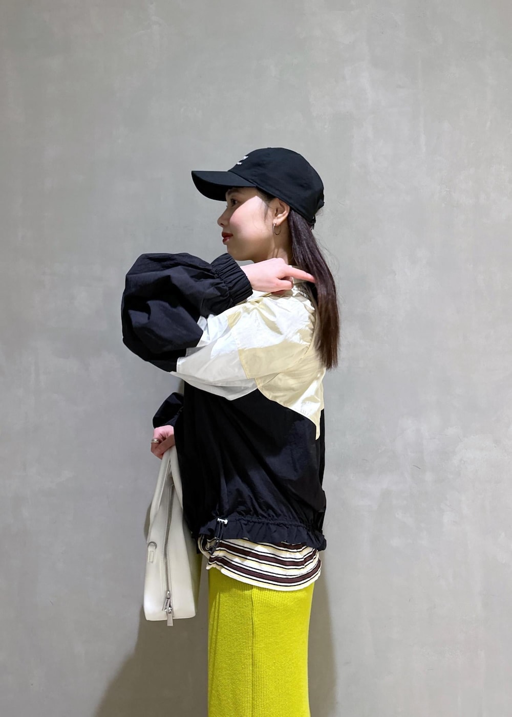 「miller、ミラー、タイトスカート、ブルベ冬、ブルベ冬コーデ、骨格ウェーブ、骨格ウェーブコーデ、羽織り、web限定、web限定商品、adidas、スニーカー、キャップ、初秋コーデ、秋コーデ」｜「ADAM ET ROPE'の【OBLADA(オブラダ)】CINCH CREATIVE CAP（キャップ、ブラック系）」を使った、AKARIさん（レディース・157cm）の秋コーディネートの6枚目の写真