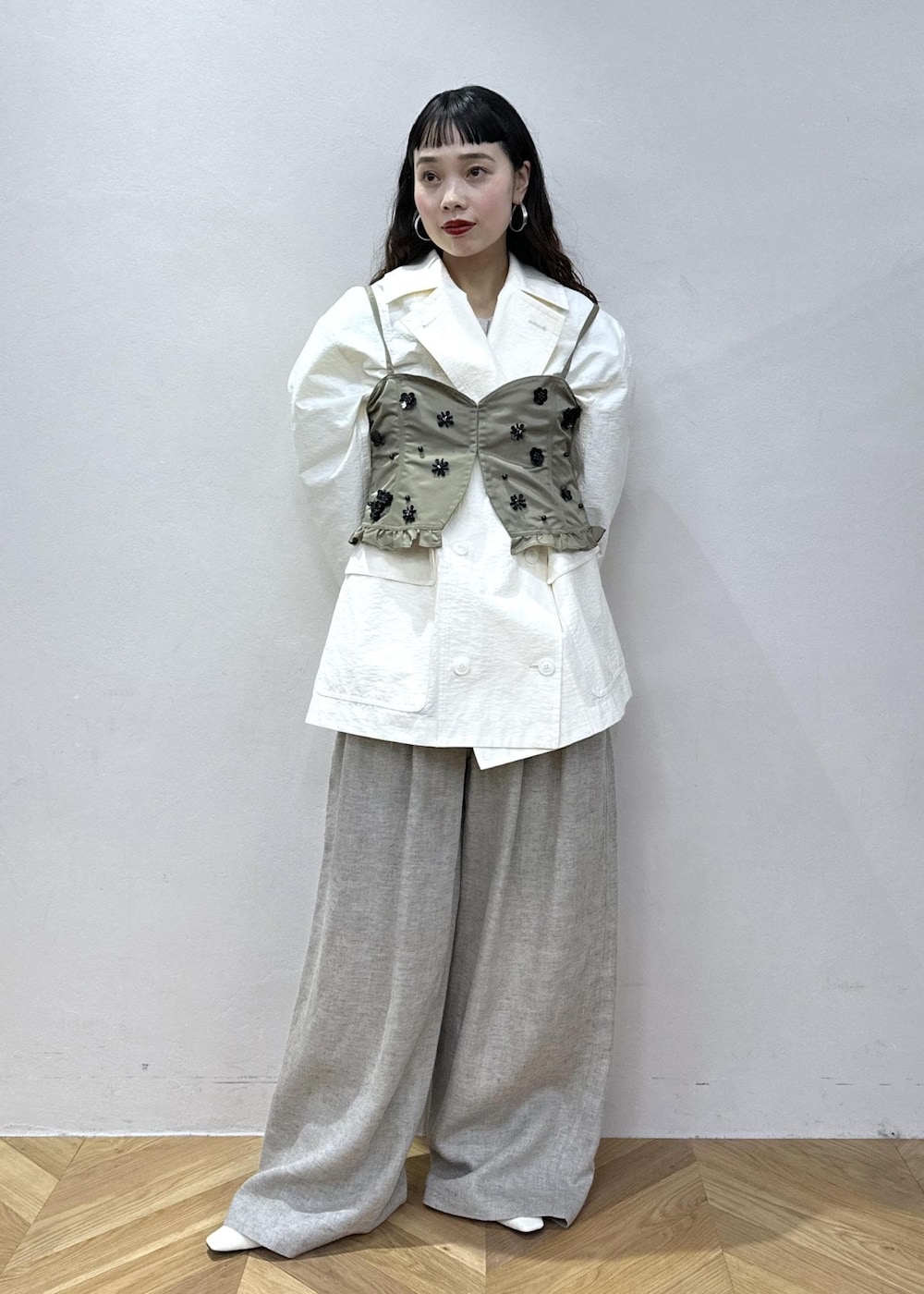 ホワイト系のカーディガン/ボレロを着用したレディースの冬コーディネートの2枚目の写真