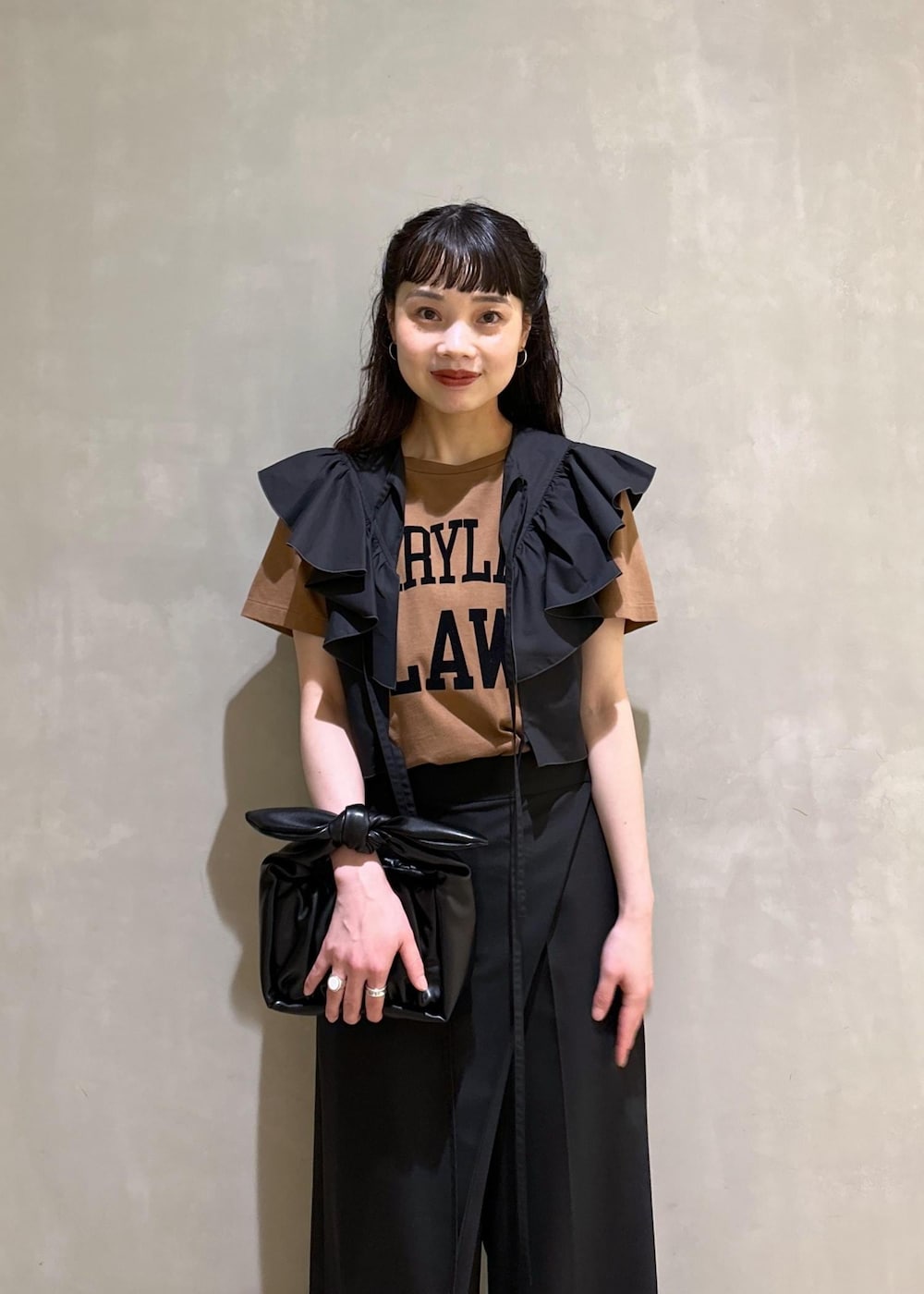 ブラウン系のTシャツ/カットソー、シルバー系のサンダル、ブラック系のTシャツ/カットソーを着用したレディースの夏コーディネートの5枚目の写真
