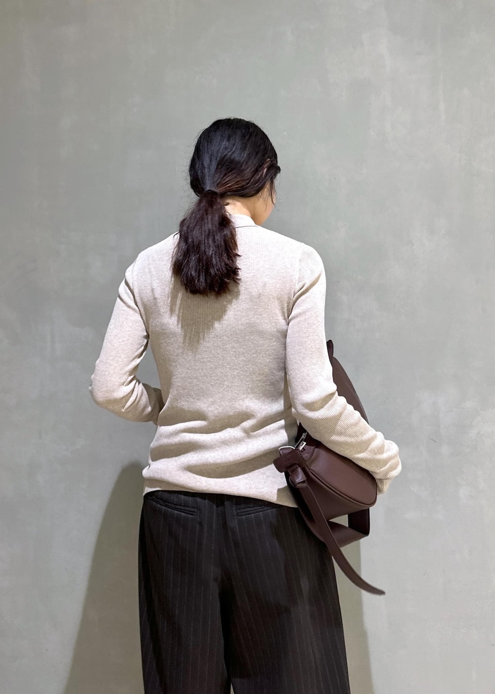 ブラウン系のサンダル、ベージュ系のカーディガン/ボレロ、ブラウン系のその他パンツを着用したレディースの夏コーディネートの9枚目の写真