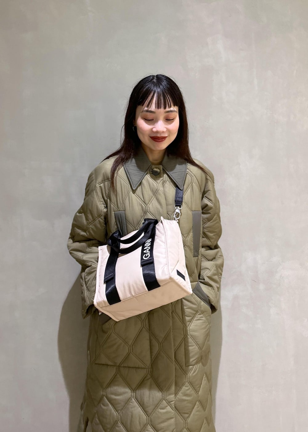 「GANNI、ガニー、キルティングコート、キルティング、ブルベ冬、ブルベ冬コーデ、骨格ウェーブ、骨格ウェーブコーデ、初秋コーデ、秋コーデ、初冬コーデ、冬コーデ、デートコーデ、お出かけコーデ、女子会コーデ」｜「ADAM ET ROPE'のチャンキーフェイクファークロッグ（サンダル、ブラウン系）」を使った、AKARIさん（レディース・157cm）の秋コーディネートの7枚目の写真