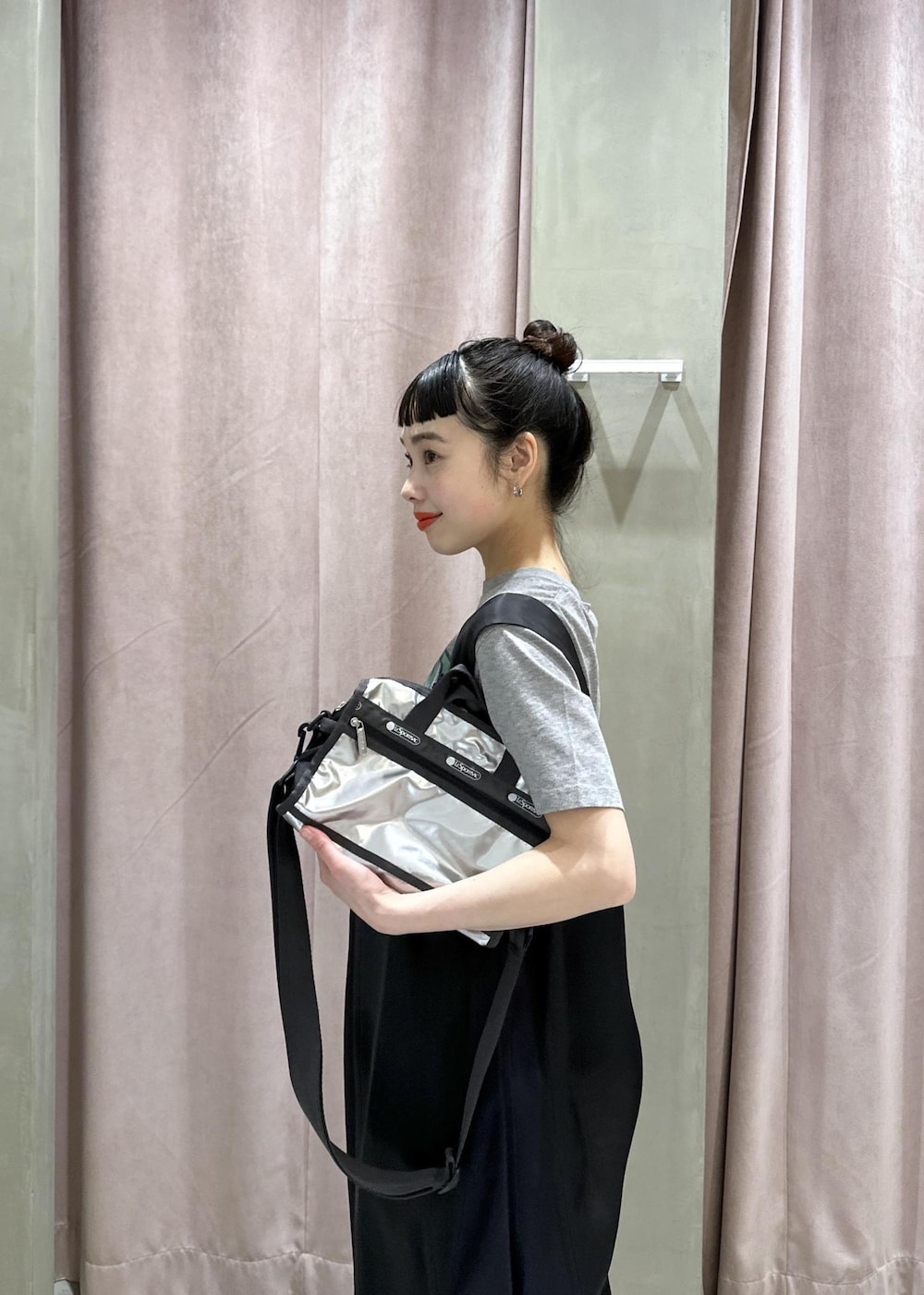 ブラック系のサンダル、ブラック系のその他パンツ、グレー系のTシャツ/カットソーを着用したレディースの春コーディネートの8枚目の写真