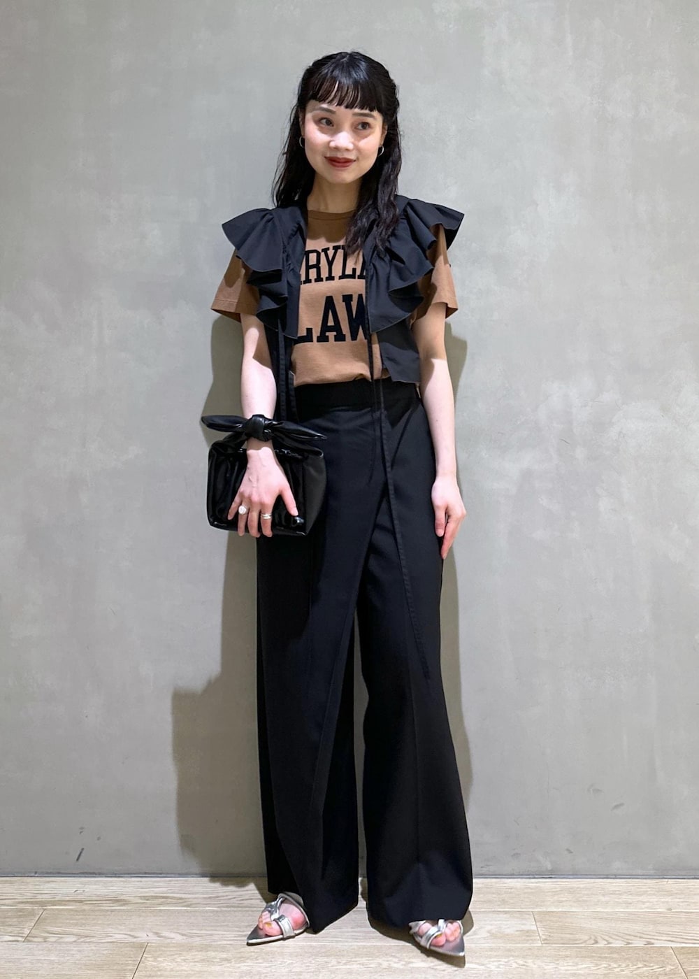 ブラウン系のTシャツ/カットソー、シルバー系のサンダル、ブラック系のTシャツ/カットソーを着用したレディースの夏コーディネートの2枚目の写真