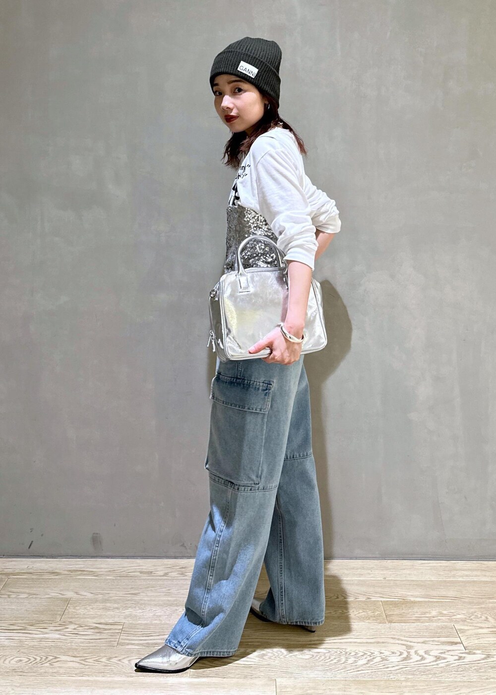 シルバー系のボストンバッグ、ホワイト系のTシャツ/カットソー、シルバー系のパンプスを着用したレディースの秋コーディネートの3枚目の写真
