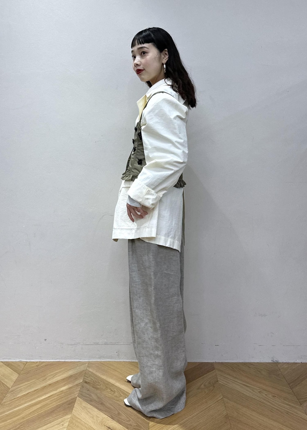 ホワイト系のカーディガン/ボレロを着用したレディースの冬コーディネートの3枚目の写真