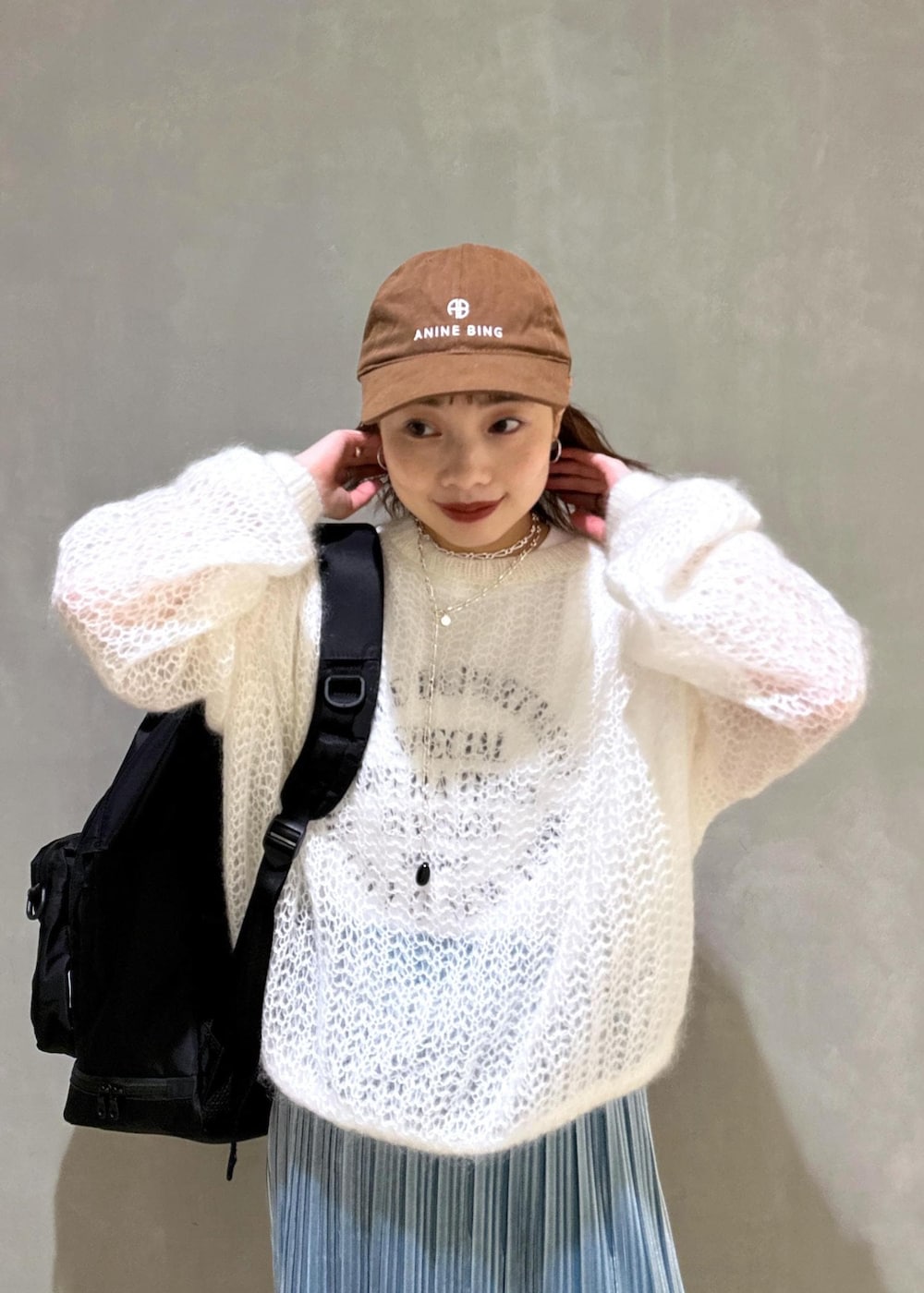 「モヘアニット、プリーツスカート、ベロアスカート、ロゴt、スニーカー、ナイキ、骨格ウェーブコーデ、ブルベ冬コーデ、リュック、キャップ、ホワイト、ニット、スカート、ADAM ET ROPÉ、FEMME」｜「ADAM ET ROPE'のシアーモヘヤプルオーバー（ニット/セーター、ホワイト系）」を使った、AKARIさん（レディース・157cm）の秋コーディネートの5枚目の写真