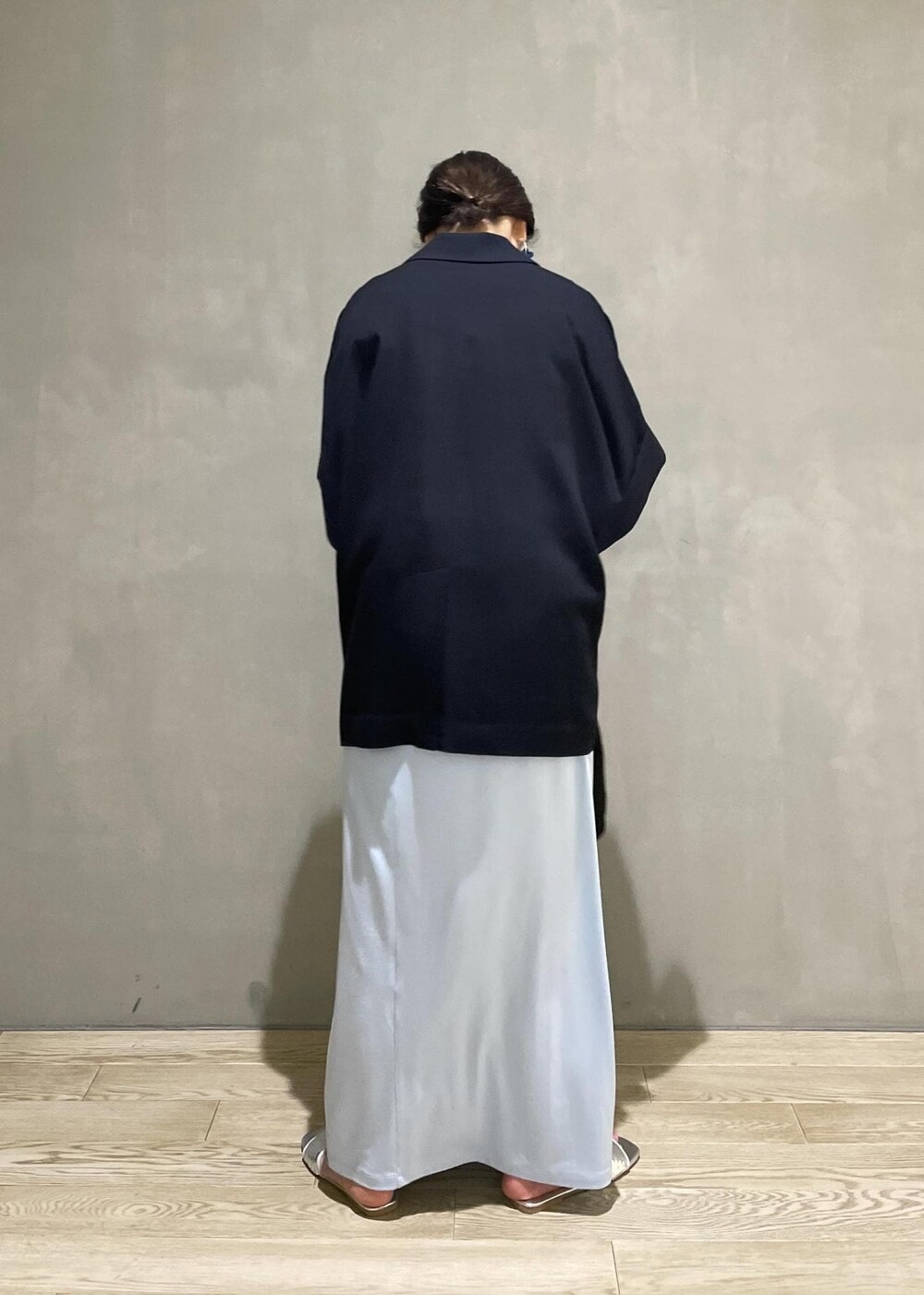 ブルー系のカーディガン/ボレロ、シルバー系のサンダル、ブルー系のスカートを着用したレディースの春コーディネートの4枚目の写真