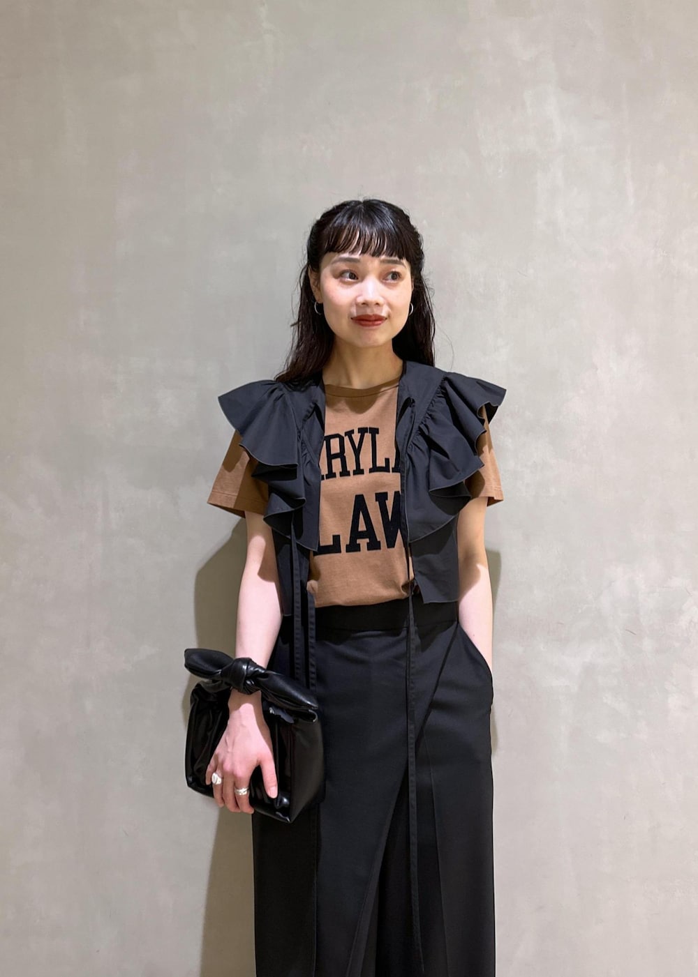 ブラウン系のTシャツ/カットソー、シルバー系のサンダル、ブラック系のTシャツ/カットソーを着用したレディースの夏コーディネートの8枚目の写真