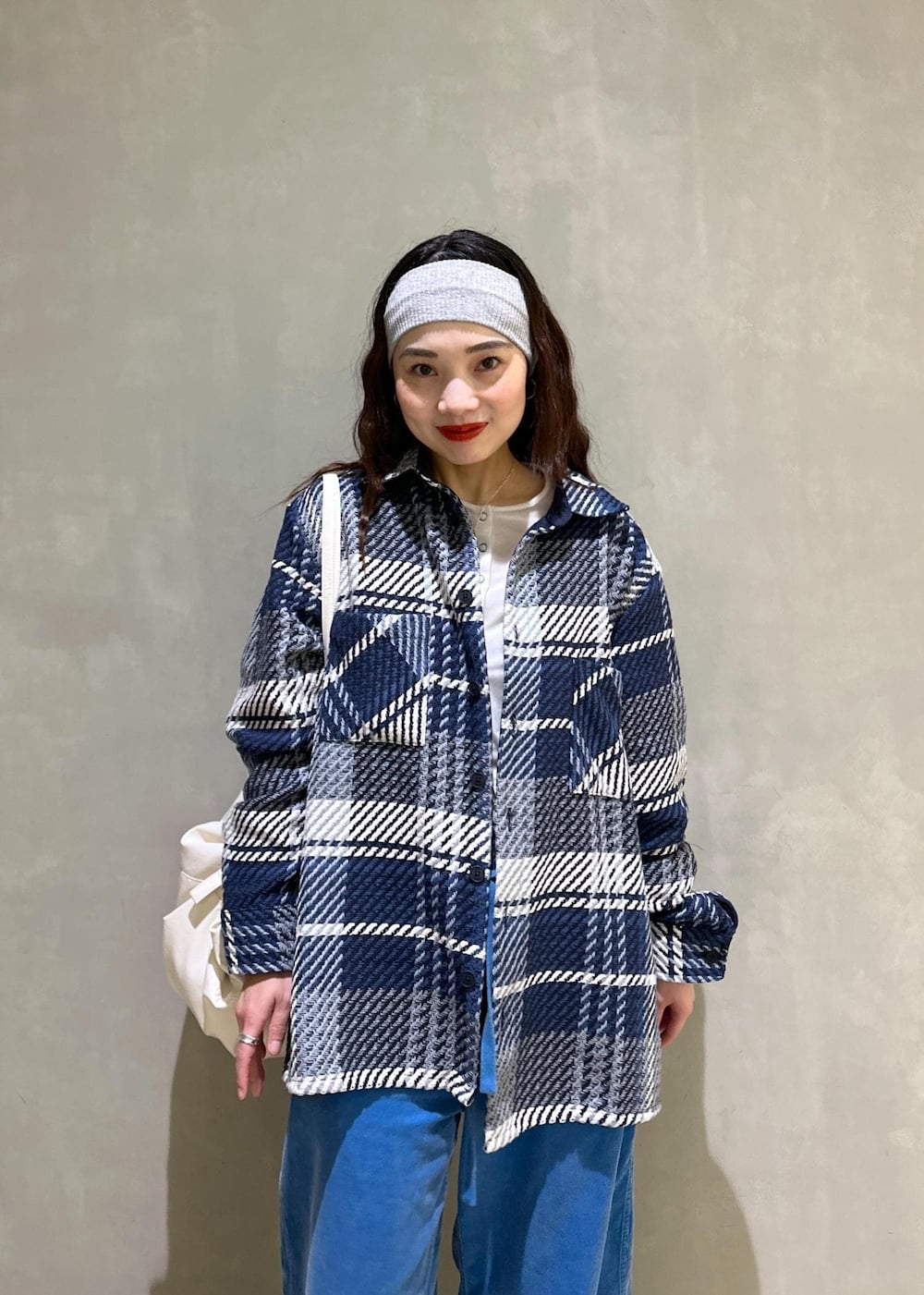 「コーデュロイ、コーデュロイパンツ、ブルー、チェック、Wax london、初秋コーデ、秋コーデ、初冬コーデ、デートコーデ、お出かけコーデ、モード、ストリート、大人カジュアル、レイヤード、パンツスタイル」|「ADAM ET ROPE'のチャンキーフェイクファークロッグ(サンダル、ベージュ系)」を使った、AKARIさん(レディース・157cm)の秋コーディネートの6枚目の写真