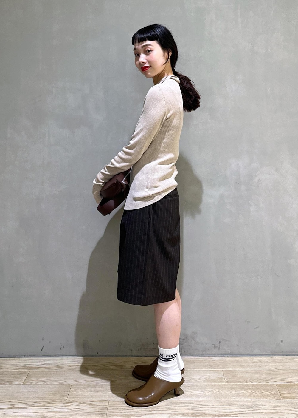 ブラウン系のサンダル、ベージュ系のカーディガン/ボレロ、ブラウン系のその他パンツを着用したレディースの夏コーディネートの3枚目の写真