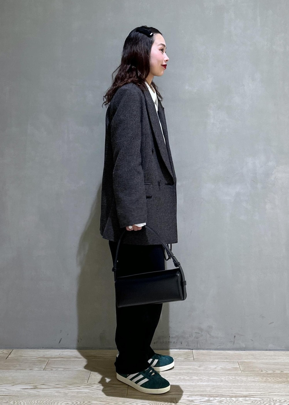 グリーン系のスニーカー、ホワイト系のシャツ/ブラウス、ブラック系のその他パンツを着用したレディースの冬コーディネートの2枚目の写真