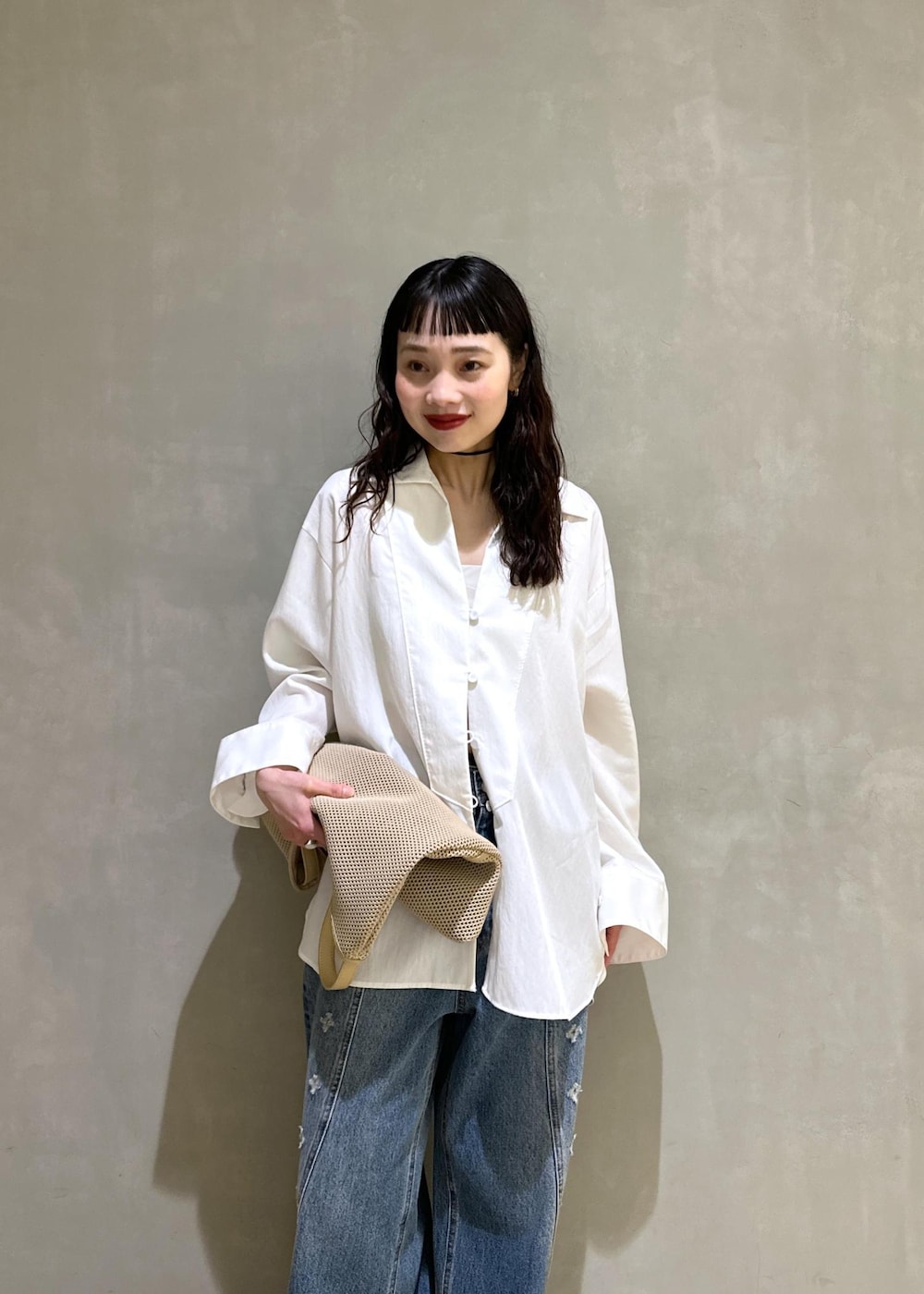 ベージュ系のショルダーバッグ、ホワイト系のシャツ/ブラウス、ブラック系のサンダルを着用したレディースの春コーディネートの5枚目の写真