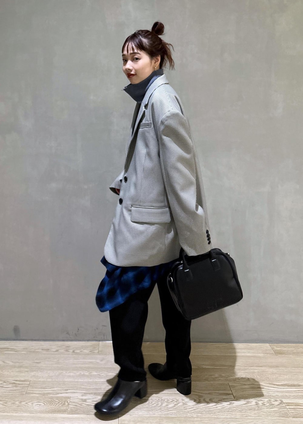 ブラック系のその他シューズ、ブラック系のその他パンツ、ブルー系のスウェットを着用したレディースの秋コーディネートの4枚目の写真