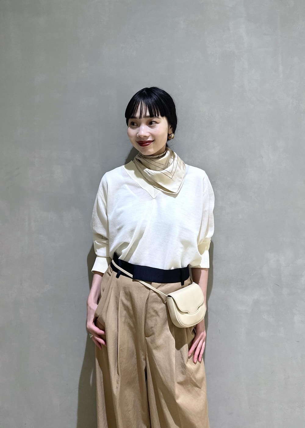 ベージュ系のショルダーバッグ、ベージュ系のブーツ、イエロー系のその他パンツを着用したレディースの秋コーディネートの7枚目の写真