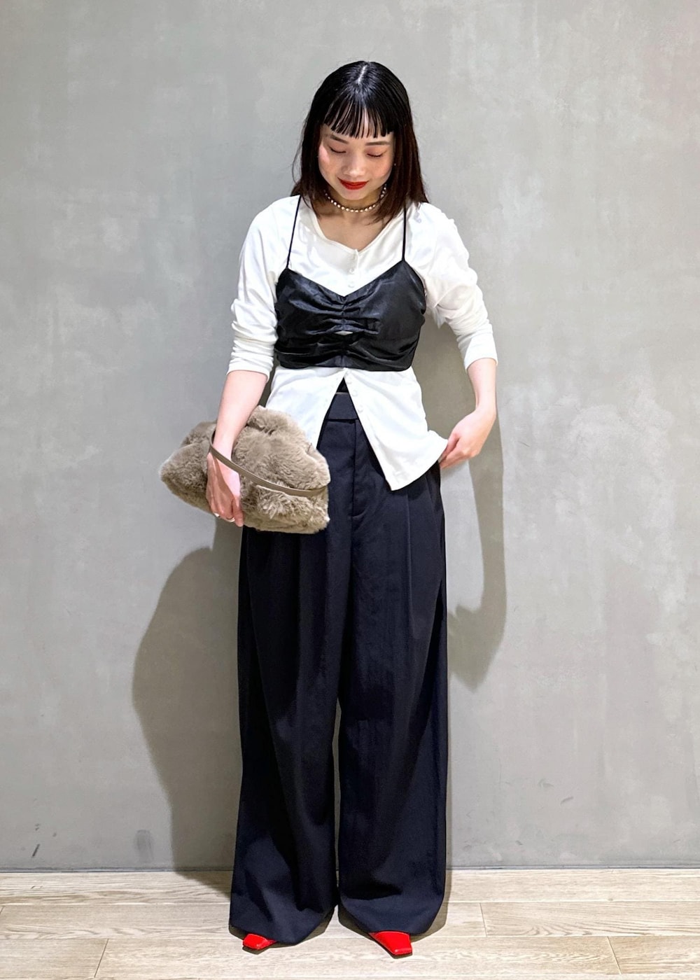 「web限定商品、web限定、パンプス、proenza schouler、クラッチバッグ、ビスチェ、初秋コーデ、秋コーデ、デートコーデ、お出かけコーデ、女子会コーデ、モード、大人カジュアル、レイヤード、モノトーンコーデ」|「ADAM ET ROPE'の【サステナブル・洗える】メニーボタンスリットプルオーバー(Tシャツ/カットソー、ホワイト系)」を使った、AKARIさん(レディース・157cm)の秋コーディネートの2枚目の写真