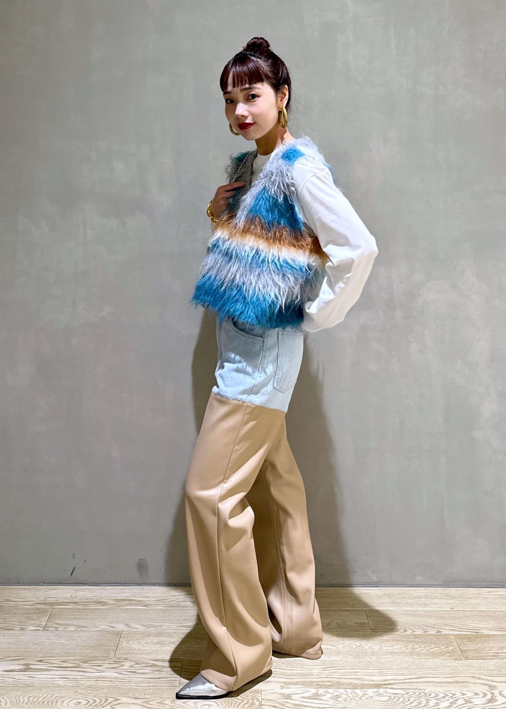 シルバー系のパンプス、ホワイト系のTシャツ/カットソー、ホワイト系のショルダーバッグを着用したレディースの秋コーディネートの3枚目の写真