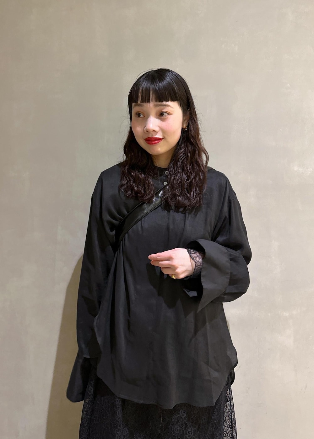 ブラック系のシャツ/ブラウス、ブラック系のショルダーバッグ、グリーン系のサンダルを着用したレディースの春コーディネートの5枚目の写真