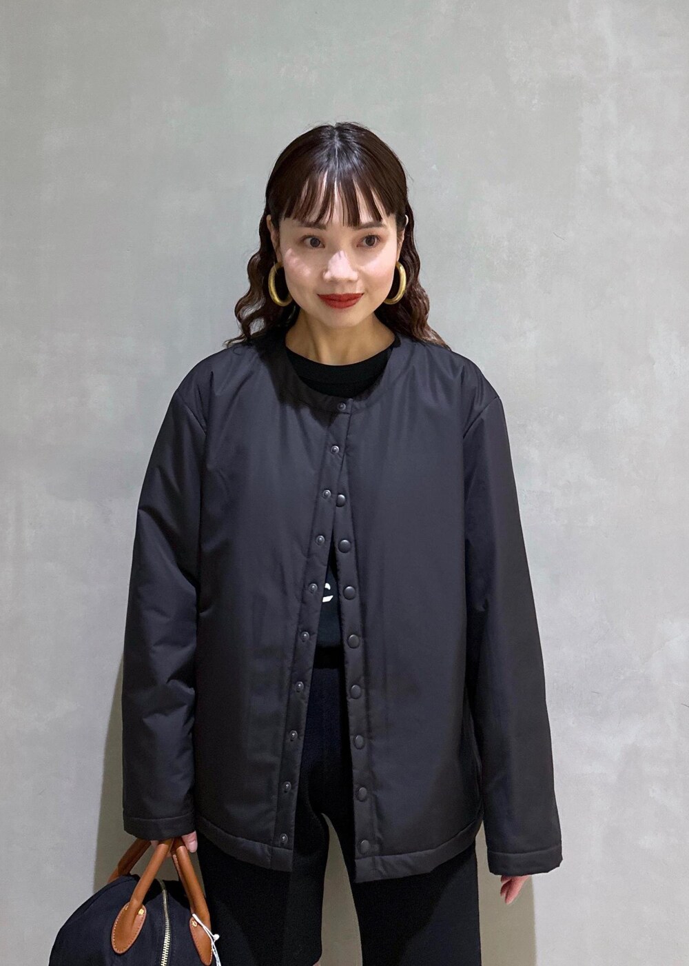 ブラック系のTシャツ/カットソー、ブラック系のその他パンツを着用したレディースの冬コーディネートの5枚目の写真